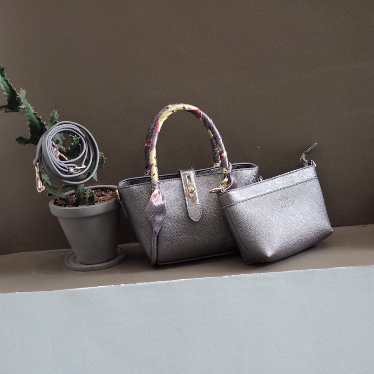 กระเป๋าทรงน่ารักๆ รับ Summer นี้เลยค่า KEEP ‘ Basket ‘ Handbag > ทรงน่ารัก (ราคานี้แถม ปอมๆ และผ้าพันหูกระเป๋าให้ 2 ผืน เข้า Set ) > มีใบเล็กด้านใน ให้อีก 1 ใบ สามารถเอาออกมาใช้สะพายได้ ( เหมือนซื้อ1ได้2 ) >น้ำหนักเบา ใบเล็กกะทัดรัด เหมาะกับ Summ