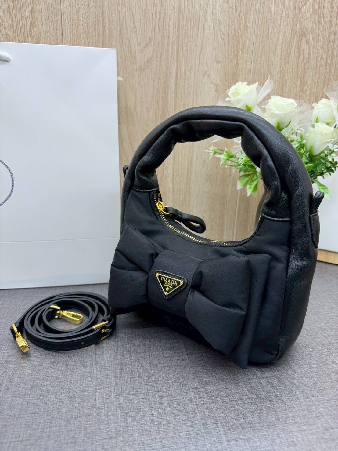 ORI หนังแท้ | Prada Re-Nylon and nappa leather mini-bag with bow กระเป๋าถือพร้อมสายสะพาย ผ้าไนล่อนบุนวม รูปทรงแบบโฮโบที่นุ่มนวลโดดเด่นด้วยโบว์ขนาดใหญ่ที่สื่อถึงความเป็นผู้หญิงสมัยใหม่