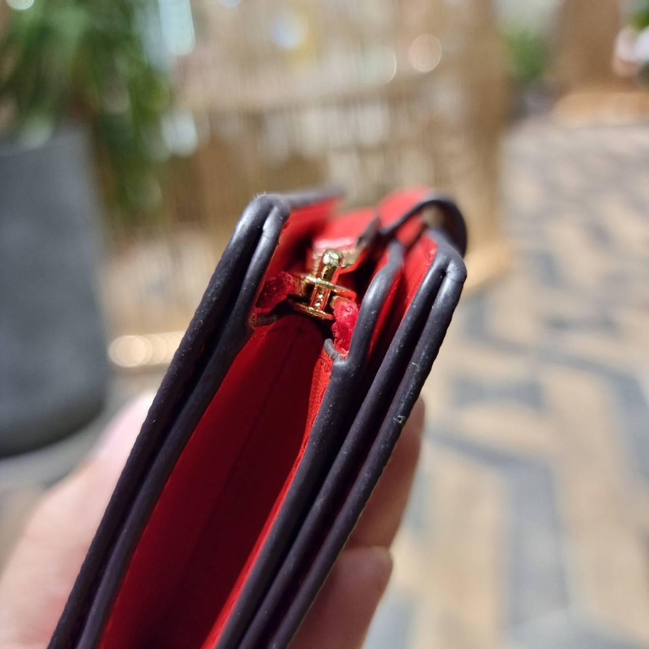 COACH C4117 MEDIUM CORNER ZIP WALLET IN SIGNATURE CANVAS WITH APPLE PRINT ดีไซน์ใหม่ล่าสุด!! คอลเลคชั่นลายพริ้นท์แอปเปิ้ลแดงโดดเด่นบนพื้นลายซิกเนเจอร์ เพิ่มลูกเล่นให้กระเป๋าสตางค์ของคุณ กระเป๋าสตางค์ใบกลาง ขนาดกำลังเหมาะมือ วัสดุหนังแคนวาส ดูแลรักษาง่าย ม