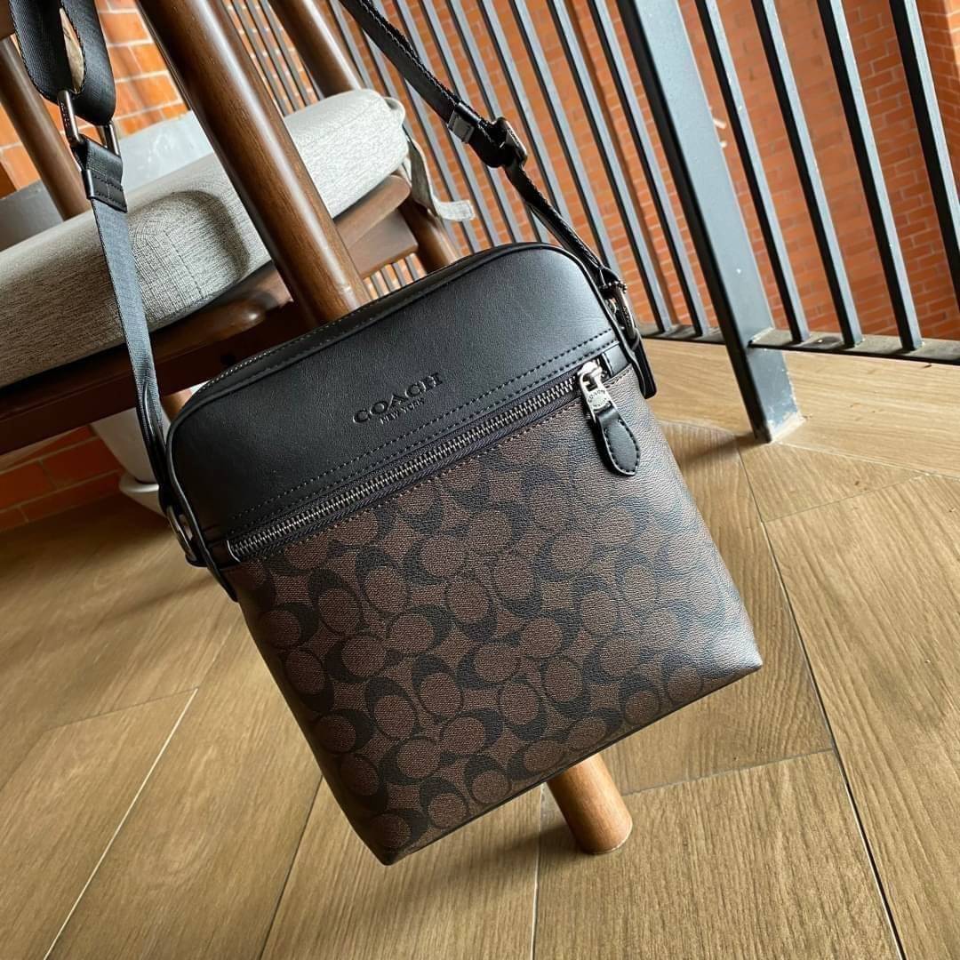 COACH HOUSTON FLIGHT BAG IN SIGNATURE CANVAS (F73336) ขายดีตลอดกาล!! คลาสสิคไม่มีใครเกิน!! กระเป๋าสะพายข้างทรงแมสเซ็นเจอร์ยอดฮิต ทรงสวย ดูดี 🔥 เป็นอีกรุ่น ที่พลาดแล้วต้องรอนานมากๆ ฮ๊อต ฮิต สุดๆ ใช้ได้ทุกเพศ Unisexสุดๆ เท่ห์มากบอกเลย จะออกงานไหน ไม