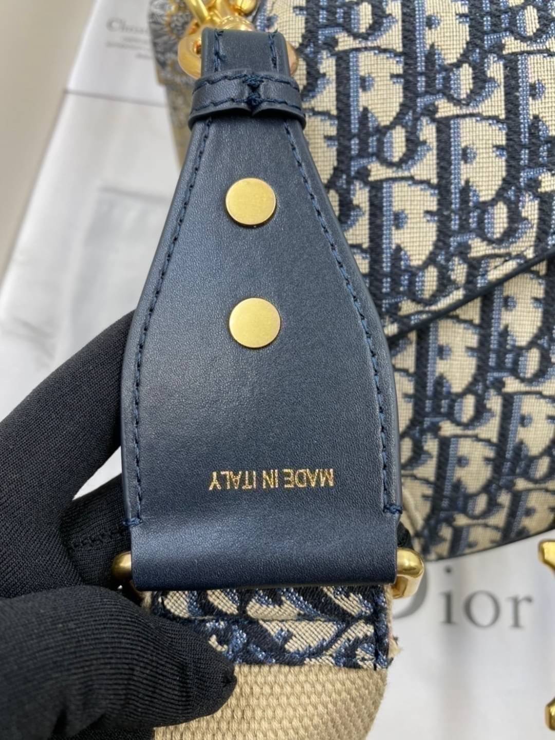 หนังแท้ DIOR SADDLE BAG Oblique Embroidery / Dior saddle with strap กระเป๋ารุ่นยอดนิยมตามแบบฉบับแบรนด์ งานทอลายคมชัด ใช้งานได้ 2 แบบ สะพายยาว CROSSBODY และสายสั้นถือได้เก๋ๆ ลุคนี้คูลสุดๆ เลยค่าา ภาพถ่ายจากสินค้าจริง! สวยมาก พร้อมส่งที่ไทยราคาสุดคุ้ม สาวๆ 