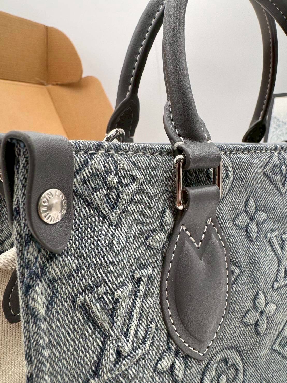LV Onthego Denim Vintage Tote Bag กระเป๋าทรงโท้ทเดนิมสไตล์วินเทจ รุ่นใหม่ปั้มลายโมโนแกรมบนเดนิมสุดไอคอนิก ที่ใครเห็นต้องเป็นคลั่งรัก ผู้ดี หรูหราได้ทุกลุค ทุกสไตล์
