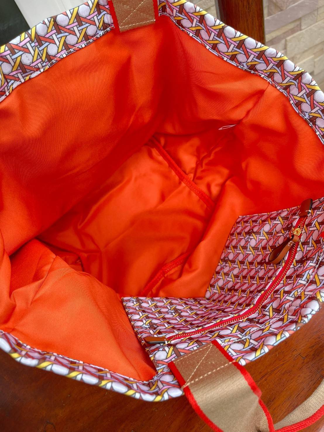 Tory Burch Printed Small Tote Bag กระเป๋าถือแบรนด์ทอรี่เบิร์ช ลายปริ้นท์สวยๆ ด้านหน้าเป็น brown logo patch embossed ป้ายหนังแท้สีน้ำตาล ปั๊มนูนโลโก้เป็นเทกเจอร์ วัสดุ100%recycled polyester คอลเลคชั่นใหม่สำหรับฤดูกาลนี้ สามารถบรรจุของได้หลากหลาย ทั้งยังมีด