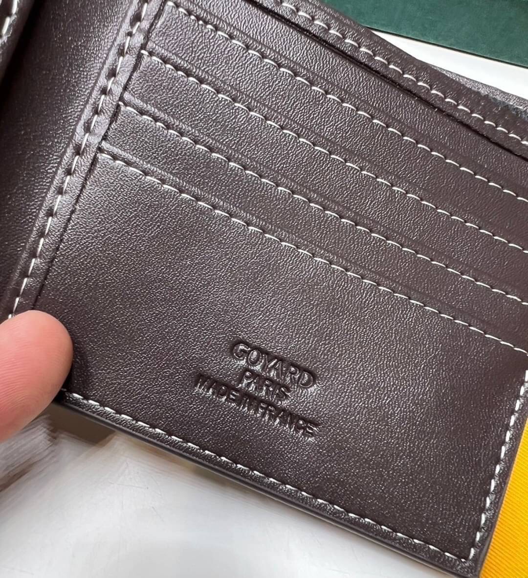 GOYARD WALLET / GOYARD Victoire Bifold Wallet พร้อมส่งที่ไทย เกรดเทพออริจินอล หนังเกรดดีสุด กระเป๋าสตางค์ผู้ชายใบสั้น พร้อมกล่องเขียวแบรนด์สวยหรู อีกรุ่นที่ยอดขายไม่เคยตก ภาพสินค้าถ่ายจากงานขายจริง ใช้งานต่างประเทศได้เลยค่ะ