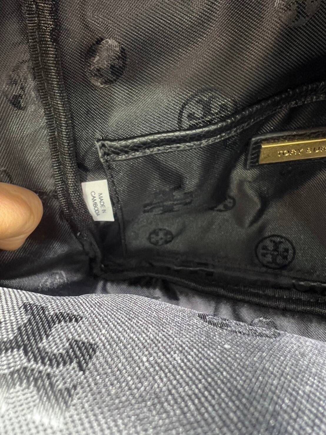 ory Burch Thea Mini Backpack คอลเลคชั่นใหม่ กระเป๋าเป้ไซส์มินิน่ารัก งานหนังเต็มใบสีดำสุดคลาสสิก ไอเท็มเด็ดที่ใครๆก็ต่างรอคอย!! ภายในเป็นช่องโล่ง ใส่ของสำคัญได้สบายๆ สายสะพายสามารถปรับได้ ใบนี้คุ้มค่าราคามากๆ