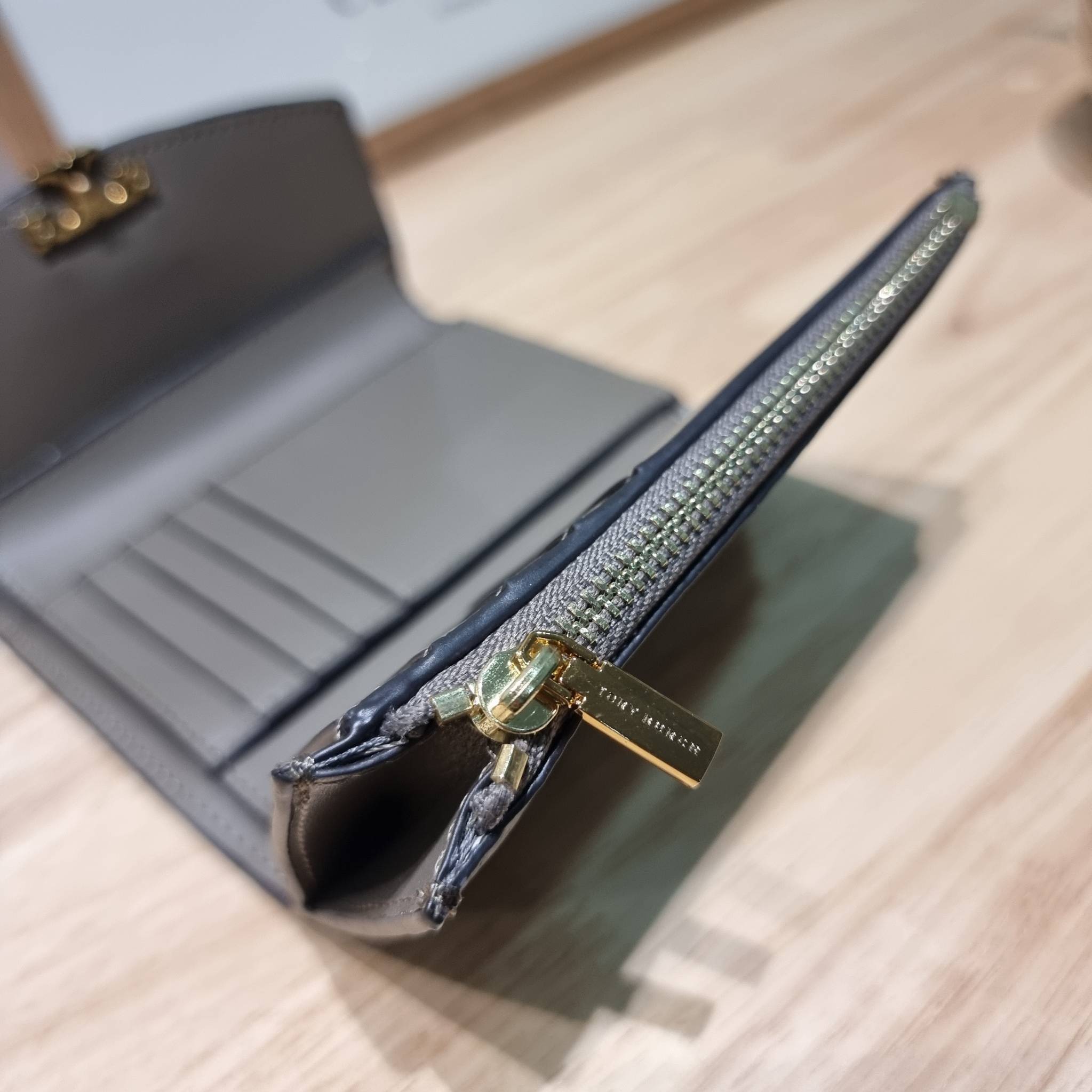 TORY BURCH KIRA MIXED MATERIALS MEDIUM FLAP WALLET กระเป๋าสตางค์ใบกลาง รุ่นยอดนิยม ดูหรูหรา ดูแพง ดีไซน์คลาสสิค ขนาดกำลังพอเหมาะ