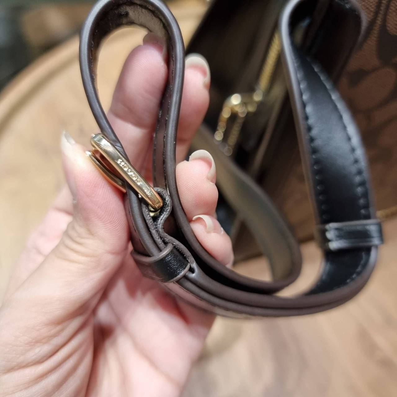 COACH ZOE CARRYALL IN SIGNATURE CANVAS เดอะเบสท์แห่งปี ต้องยกให้พี่คนสวยใบนี้เลย!! รุ่นที่สาวๆตามหา หายากอีกหนึ่ง กระเป๋าถือ/สะพายทรงสวย คลาสสิค ใบใหญ่จุคุ้ม มีดีเทลน่ารักๆที่แม่กุญแจ สามารถล็อคหัวซิปได้ กุญแจซ่อนในพวงหนังห้อยก็น่ารักไปอีก ภายในโล่งกว้าง 