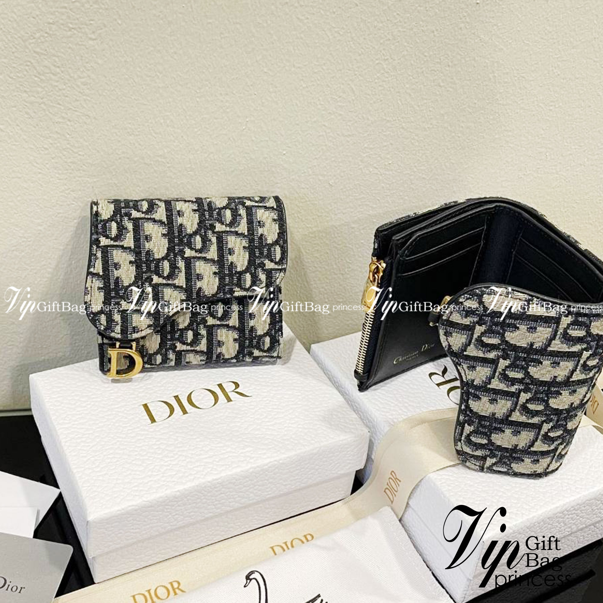 ORI 🥂DIOR Wallet Saddle Lotus / Dior tri-fold wallet เกรดออริจินอล กระเป๋าสตางค์ 3 พับ วัสดุหนังแท้ และผ้า Jacquard อย่างดี ทอสวยงามที่สุด ผสมผสานความสง่างามและคลาสสิกที่เข้ากับยุคสมัย ด้านหน้าโดดเด่นด้วยซิกเนเจอร์ของ Christian Dior อะไหล่สีทองอ่อ