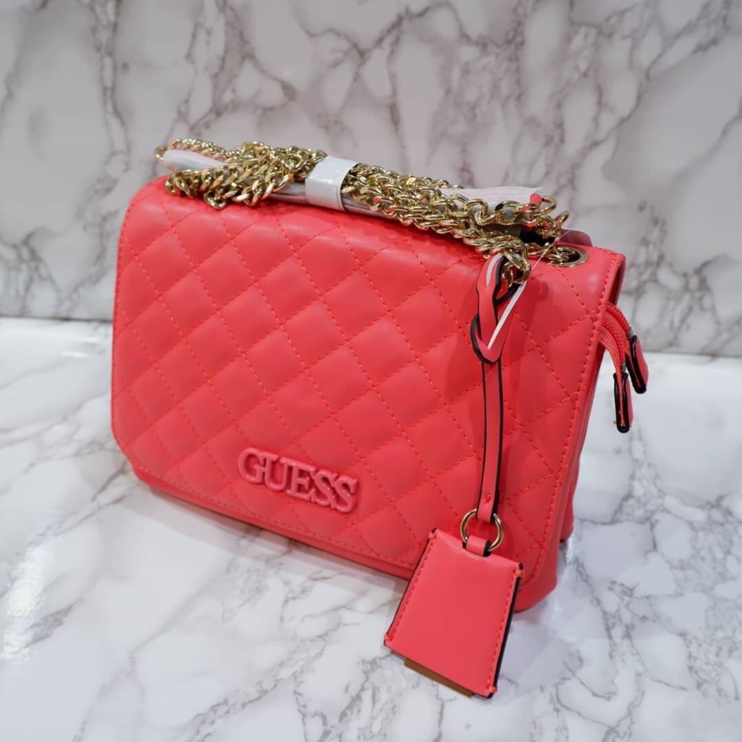 Guess elliana convertible flap over crossbody กระเป๋าสะพายจาก GUESS ดีไซน์กระเป๋าทรงทันสมัย ผลิตจากวัสดุคุณภาพดี ตัดเย็บอย่างพิถีพิถัน