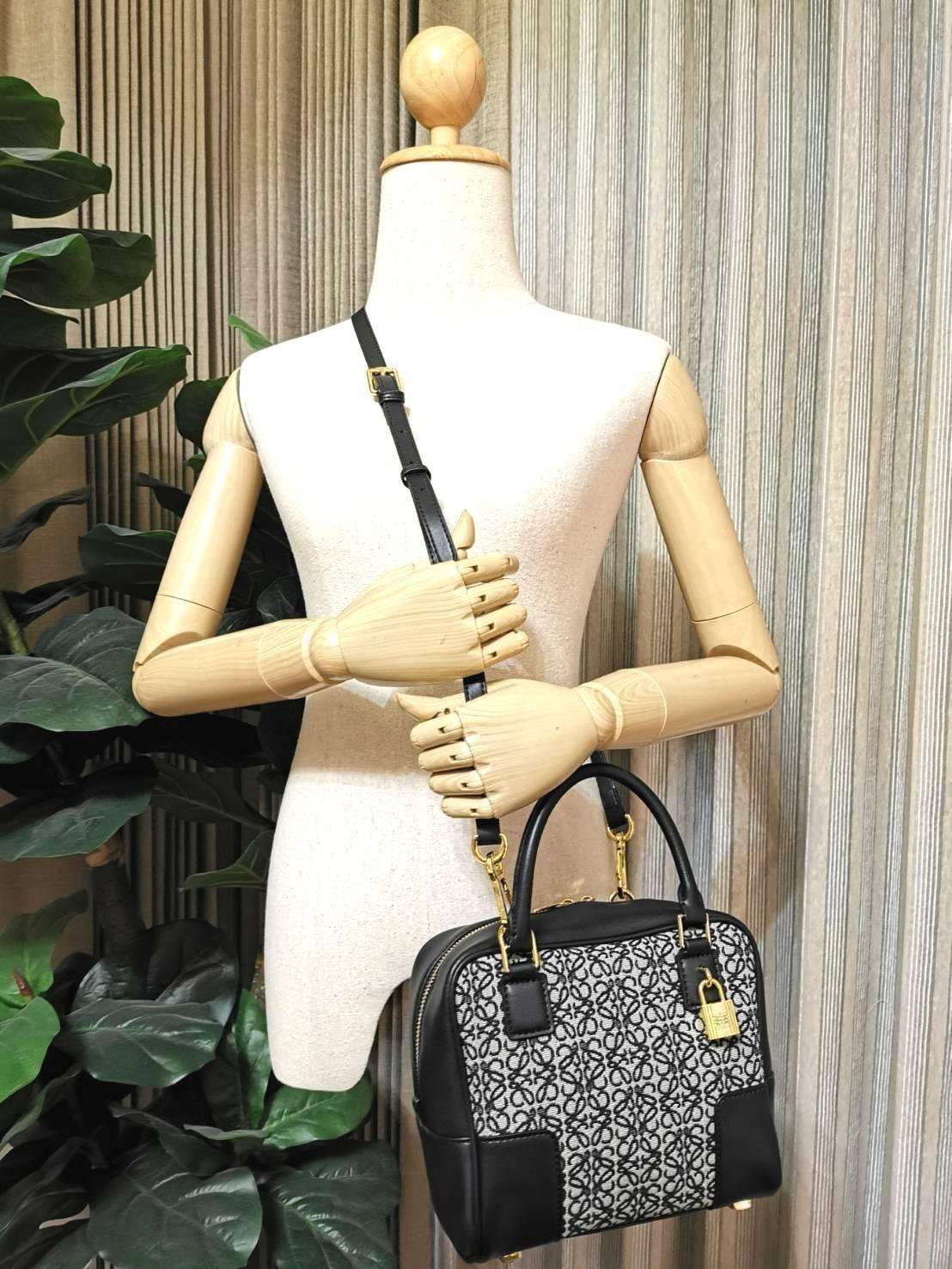 LOEWE ANAGRAM BAG VIP GIFT WITH PURCHASE (GWP) ไอเท็มใหม่! ดีไซน์สวยหรูคงเอกลักษณ์ด้วยวัสดุ Anagram Canvas Jacquard Fabric ผสมผสานหนังแท้ Calfskin ลงตัวสุดคลาสสิค เปิดปิดด้วยซิปแบรนด์อะไหล่ทองขนาดกำลังดี น้ำหนักเบา ใส่กระเป๋าสตางค์ใบยาว มือถือ ของใช้ได้เย