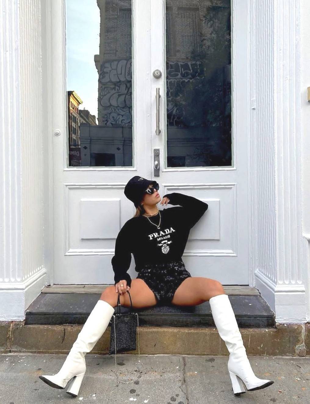 เซทสุดคุ้ม! ซื้อ1ได้ถึง3 PRADA CRYSTALS MINI TOTE BAG WITH KEYCHAIN AND VACUUM BOTTLE VIP สวยหรูดูดี items นี้คุ้มมากๆได้ถึง3อย่างทั้งกระเป๋าสะพาย(พร้อมสายโซ่)+พวงกุญแจ+กระบอกน้ำครบชุด ไอเท็มแนะนำน่าใช้ควรค่านักสะสม