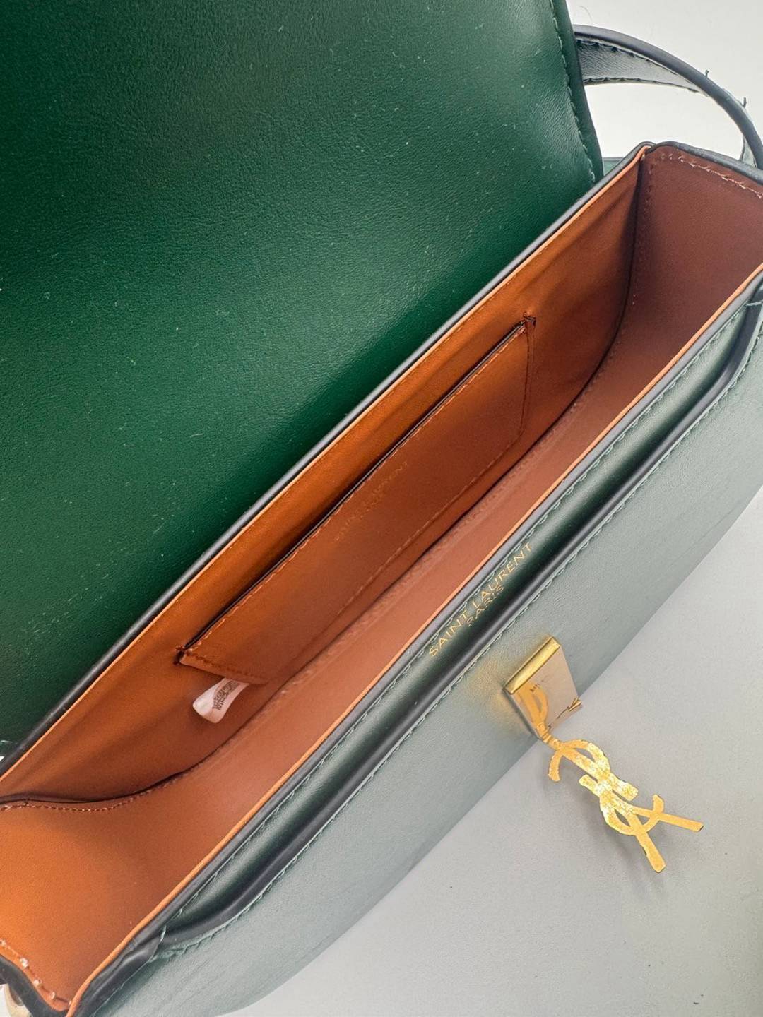 YSL Voltaire in box ไอเท็มขึ้นแท่นสวยเรียบหรูลักชู the best seller!! กระเป๋าสะพายรูปทรงโค้งมน งานหนังเรียบโดดเด่นด้วยโลโก้สีทอง เป็นใบที่น้อยแต่มากสวยคมทุกมิติจริงๆ ค่ะ