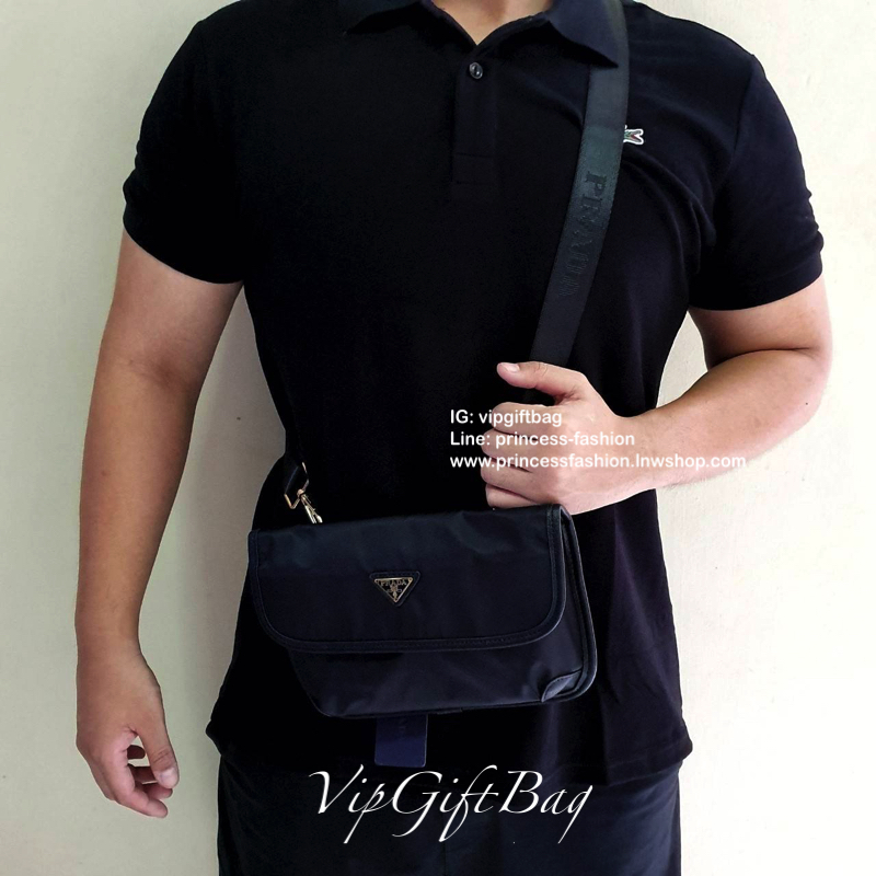 Prada Bag ทรงใหม่มีไว้ไม่ซ้ำใครแน่นอนคะ จะสะพายข้าง หรือ คาดอกก็ได้คะ วัสดุทำจากผ้าNylon กันน้ำ ตัวอะไหล่สีเงิน ขนาดกำลังดี ใส่ของได้เยอะคะ มือถือ กระเป๋าตังใส่ได้ สบายๆคะ ด้านหน้าและด้านหลังมีช่องซิปแยกให้อีกคะ ใช้ได้ทั้งผู้ชายผู้หญิงเลยคะ ด้านข้างกระเป๋