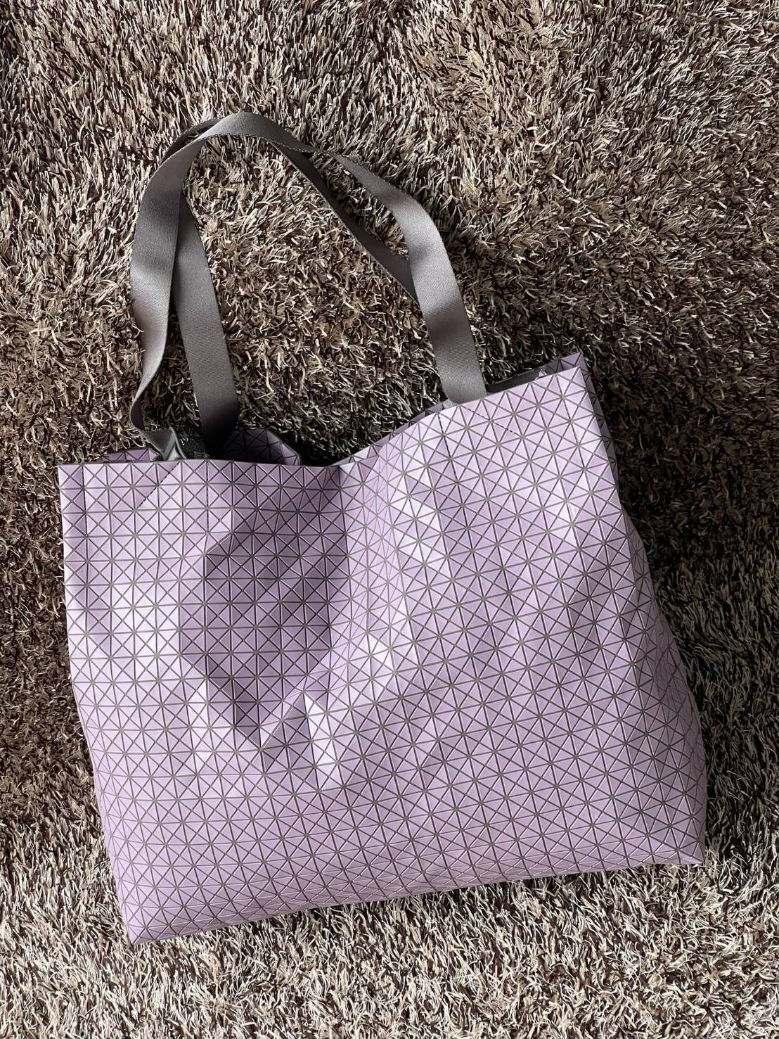 ORI 🥂 Baobao Issey Miyake Cart geometric tote bag / Miyake Cart Tote Bag รูปทรงที่สร้างขึ้นโดยบังเอิญ' เสื้อผ้าที่มีโครงสร้างและได้รับการออกแบบทางวิศวกรรมอันเป็นเอกลักษณ์ของแบรนด์ ส่งต่อไปยังเครื่องประดับที่น่าประทับใจและไร้กาลเวลาเหล่านี้ กร