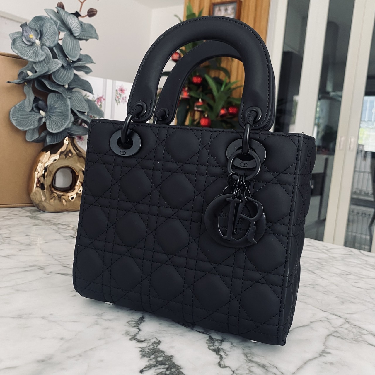 DIOR Small Lady My ABCDior bag Black Cannage Ultra-matte กระเป๋าสะพายดีไซน์เรียบหรู ทรงกล่องคลาสสิค โดดเด่นด้วยพวงกุญแจอะไหล่สีเดียวกับตัวกระเป๋า สีดำผิวแมทท์สุดคลาสสิก ลายเส้นซ้อนทับสวยงาม