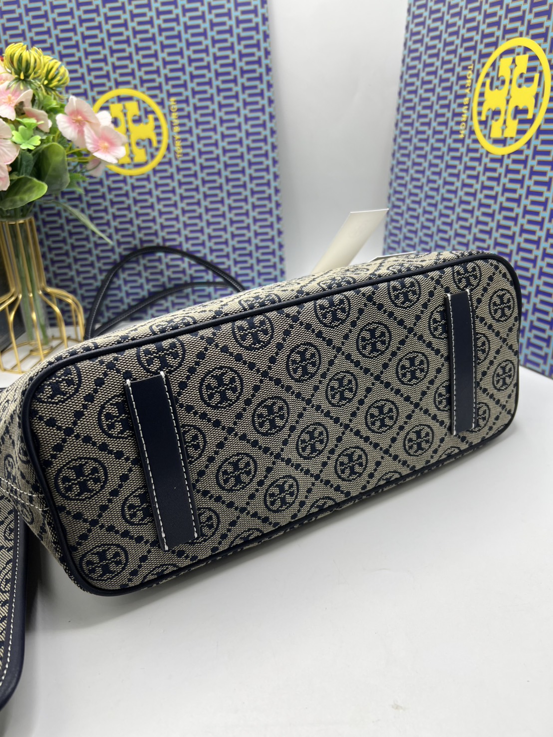 ORI หนังแท้ | Tory Burch T Monogram zip tote bag กระเป๋าทรงโท้ทใบใหญ่ทรงกว้างพร้อมใบเล็กเข้าเซ็ท งานผ้าแจ็คการ์ดตัดขอบหนัง เดอะเบสท์ เซลเลอร์!! ที่สุดของไอเท็มยอดฮิตติดอันดับ ขายดี ขายได้ตลอด ลายโมโนแกรมสุดคลาสสิค สาวๆว่าต้องมีติดบ้านจริงๆน้า