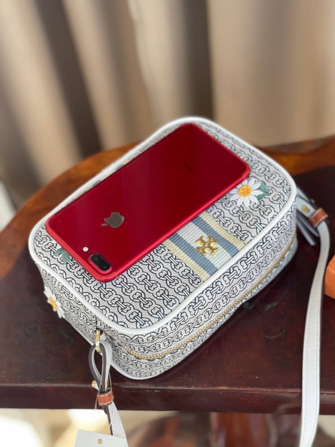 Tory burch Gemini Link Canvas Applique Mini Bag Crossbody Daisy Stripe กระเป๋าสุดปังจากทอรี่ เบริช์(Tory Burch) อย่างเจมิไนลิงค์ ในทรงcrossbody bag มีเอกลักษณ์โดดเด่นที่ลายทางตรงกลาง มีการพิมพ์แพทเทิรน์โซ่แบบเรียบหรู เพิ่มความน่ารักจากดอกเดรซี่ที่ถูกจัดวา