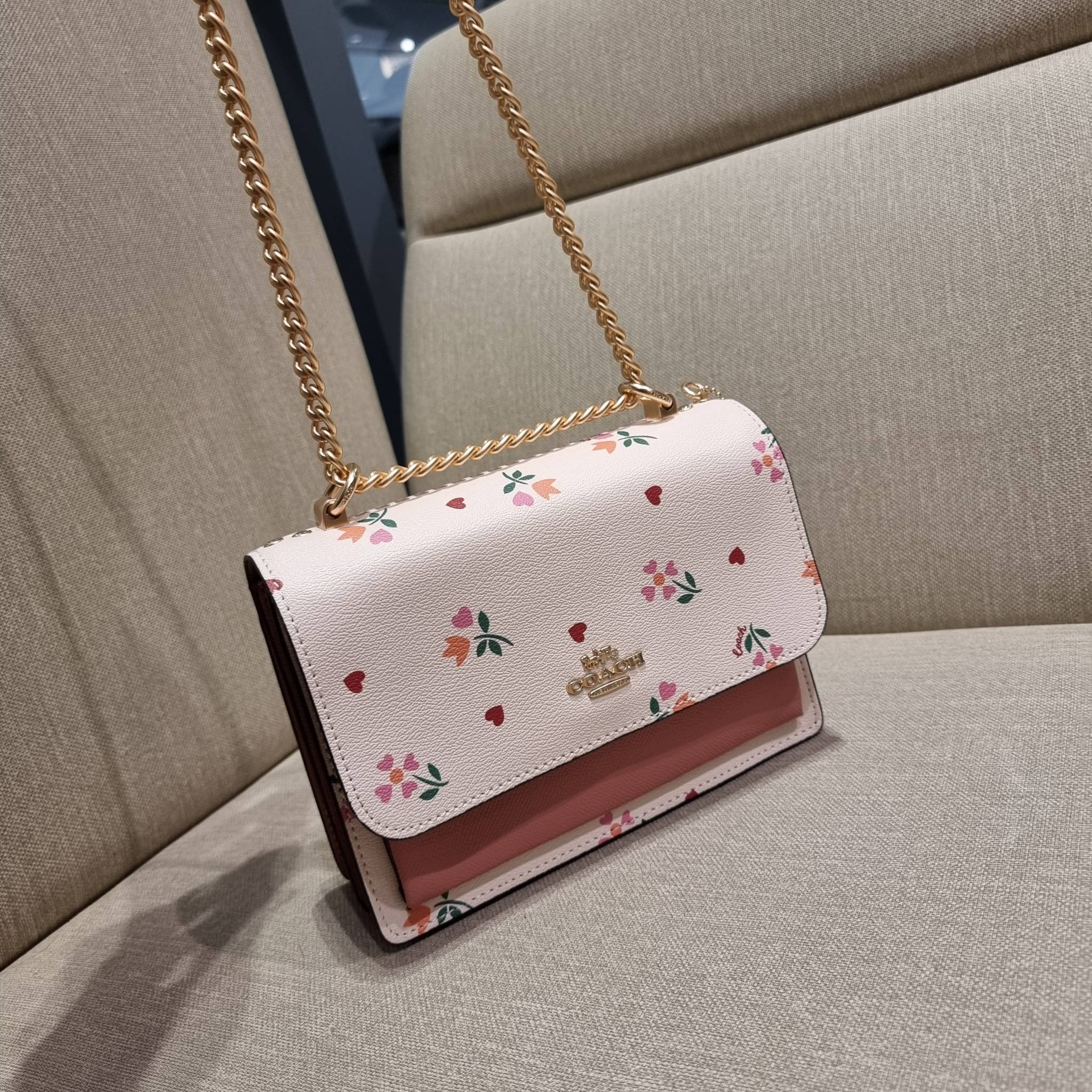 COACH C7596 KLARE CROSSBODY WITH HEART PETAL PRINT หนึ่งคอลเลคชั่นที่ฮิตไม่หยุดยั้ง!! ขายดิบขายดีทุกดีไซน์ รอบนี้มาตอบโจทย์สายหวาน ใหม่ล่าสุด น้องน่ารักม้ากกกก!! กับกระเป๋าสะพายข้าง โทนสีละมุนลูกคุณ!! คือดี!! เพิ่มลูกเล่นช่อดอกไม้หัวใจ ให้มีสีสัน สายสะพาย
