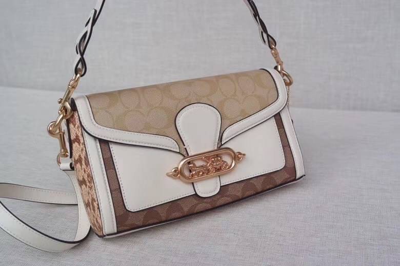 COACH SMALL JADE SHOULDER BAG IN BLOCKED SIGNATURE CANVAS (COACH 2723)🌹 สวยหรู ดูแพงมากๆ กับรุ่นนี้ วัสดุหนังแท้ ผสมแคนวาสอย่างดี หนังนิ่มมากๆ ด้านข้างเป็นหนังลายงูสังเคราะห์ ทรงสวยมากๆ มีสายให้ 2 เส้น สายสั้น และสายยาว ถอดได้ทั้ง 2 สาย จะถือเป็นค