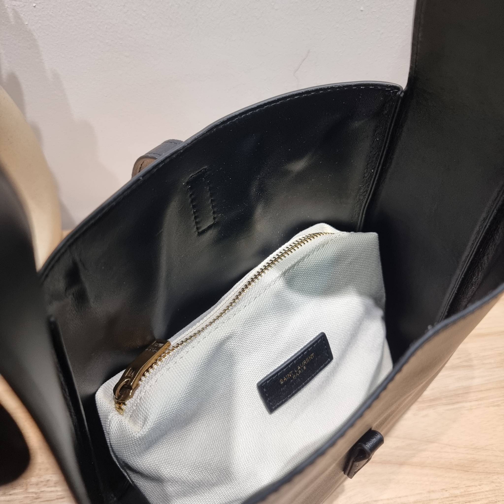 YSL LE 5 À 7 SOFT SMALL IN SMOOTH LEATHER รุ่นยอดฮิต ที่ใครๆก็ต้องมีครอบครอง กับกระเป๋าสะพายทรงโฮโบ ดีไซน์สุดคลาสสิค