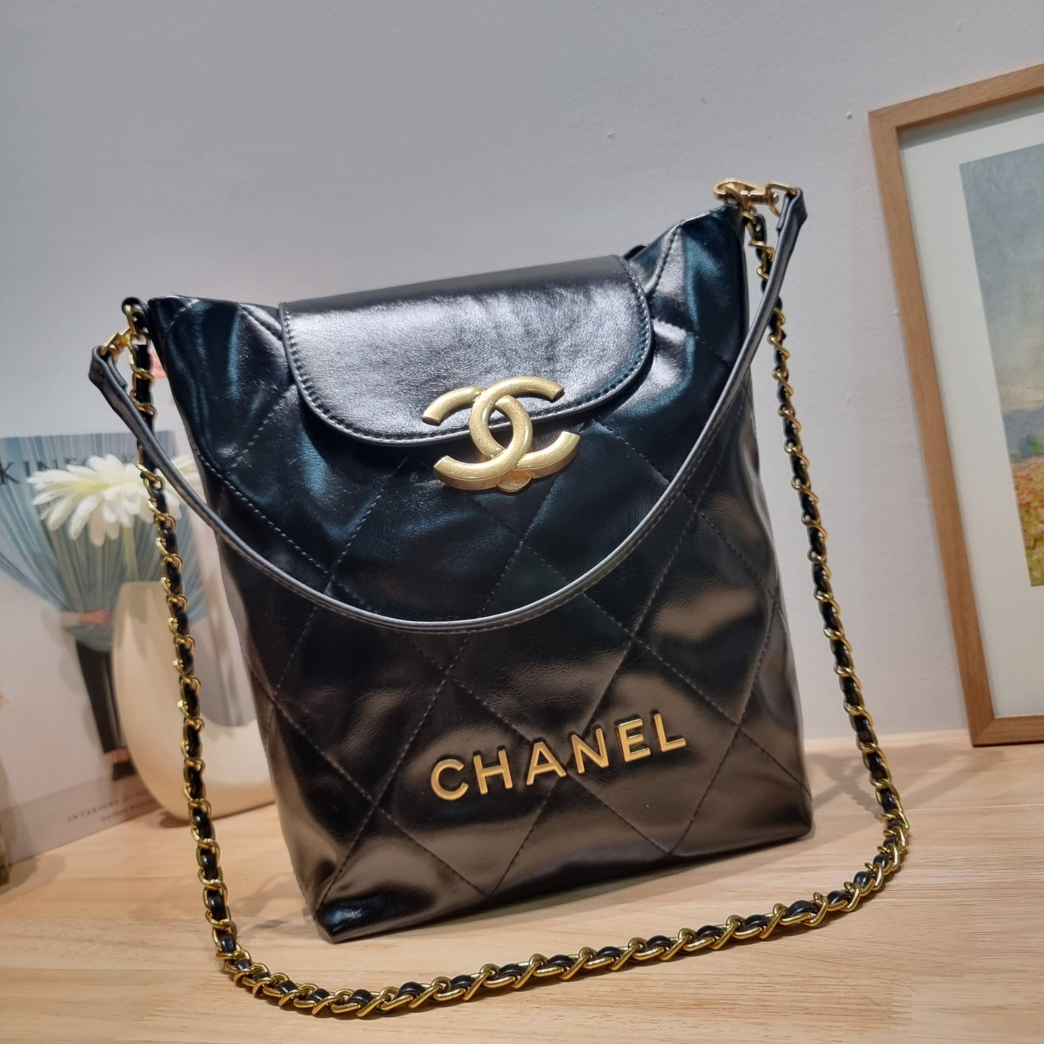 Chanel crossbody tote bag ไอเท็มเอ็กซ์คลูซีพ กระเป๋าสะพายรูปทรงโท้ทสะดวกใช้ มีฝาปิดกระดุมแม่เหล็กให้ในตัว และยังมีใบลูกอีกด้วย โดดเด่นด้วยโลโก้เอกลักษณ์สีทองหรู