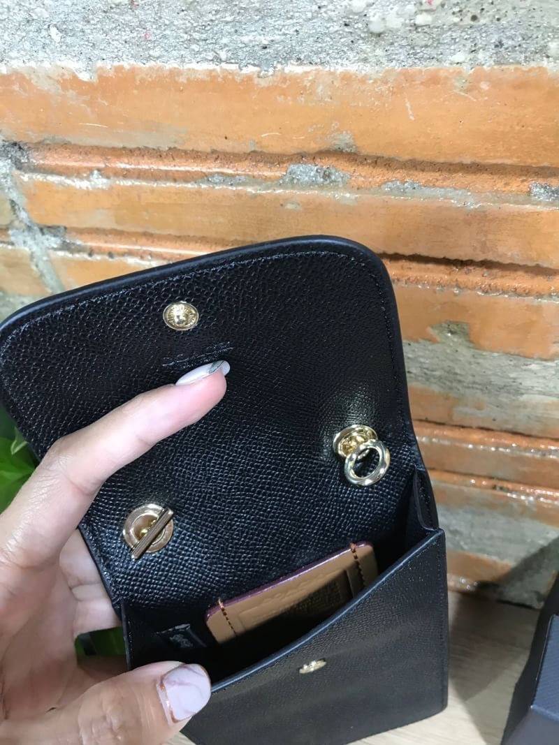 COACH PHONE CASE CROSSBODY BAG ((73486//76988//76357//39955//91046)) COACH NORTH/SOUTH CROSSBODY IN SIGNATURE CANVAS กระเป๋าใส่โทรศัพท์รุ่นนี้ มีความโดดเด่นทั้งดีไซน์และคุณสมบัติในการใช้งาน ด้วยลวดลายที่มีซิกเนเจอร์เป็นเอกลักษณ์แล้ว ด้านหลังยังมีช่องใส่กา