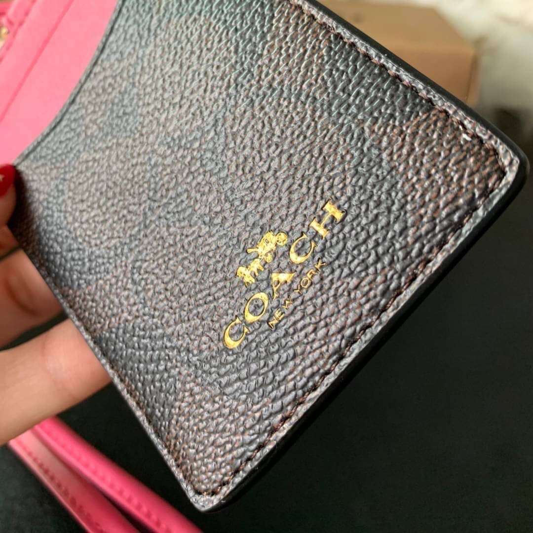 COACH F63274 ID LANYARD IN SIGNATURE COATED CANVAS กระเป๋าใส่บัตรคล้องคอ ลาย C ทั้งใบ ด้านหน้าตกแต่งชื่อแบรนด์ สวยมากกก ใส่บัตรพนักงาน และบัตรต่างๆ มาพร้อมสายคล้องคอ สายถอดออกได้ ตัวกระเป๋ามี 3 ช่องค่ะ