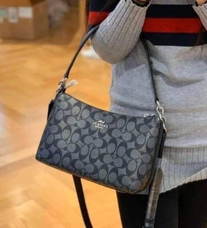 COACH LEWIS SHOULDER BAG IN SIGNATURE CANVAS (COACH F85696)🌺พอชใบใหญ่ ใส่ของได้จุใจ มีสายให้ 2 สาย อะไหล่สีทอง หรูหรา คลาสสิค สายยาวถอดได้ ปรับได้ ช่องด้านใน กว้างมากๆ ใช้ได้ทุกโอกาสจริงๆ แนะนำ ไม่ควรพลาดจ้า