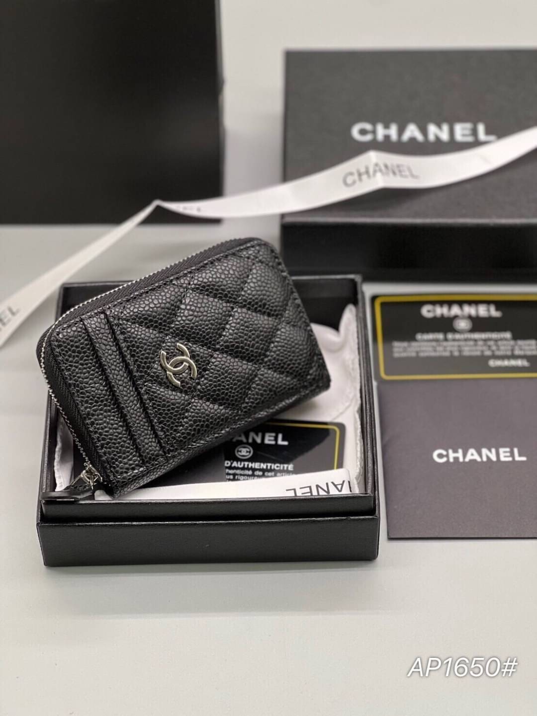 CHANEL mini zippy black caviar เกรดออริจินอล หนังแท้ กระเป๋าเงินซิปรอบใบเล็ก ด้านหน้ามีช่องใส่การ์ด 2 ช่อง ด้านหลังกระเป๋า 1 ช่องและด้านในกระเป๋าแบ่งเป็น 2 ช่องนะคะ ใส่ได้ทั้งการ์ด เหรียญ แบงค์แบบพับได้ค่ะ หนังคาเวียสีดำ อะไหล่เงิน สวยคลาสสิคมากๆ เลยค่ะ ภ