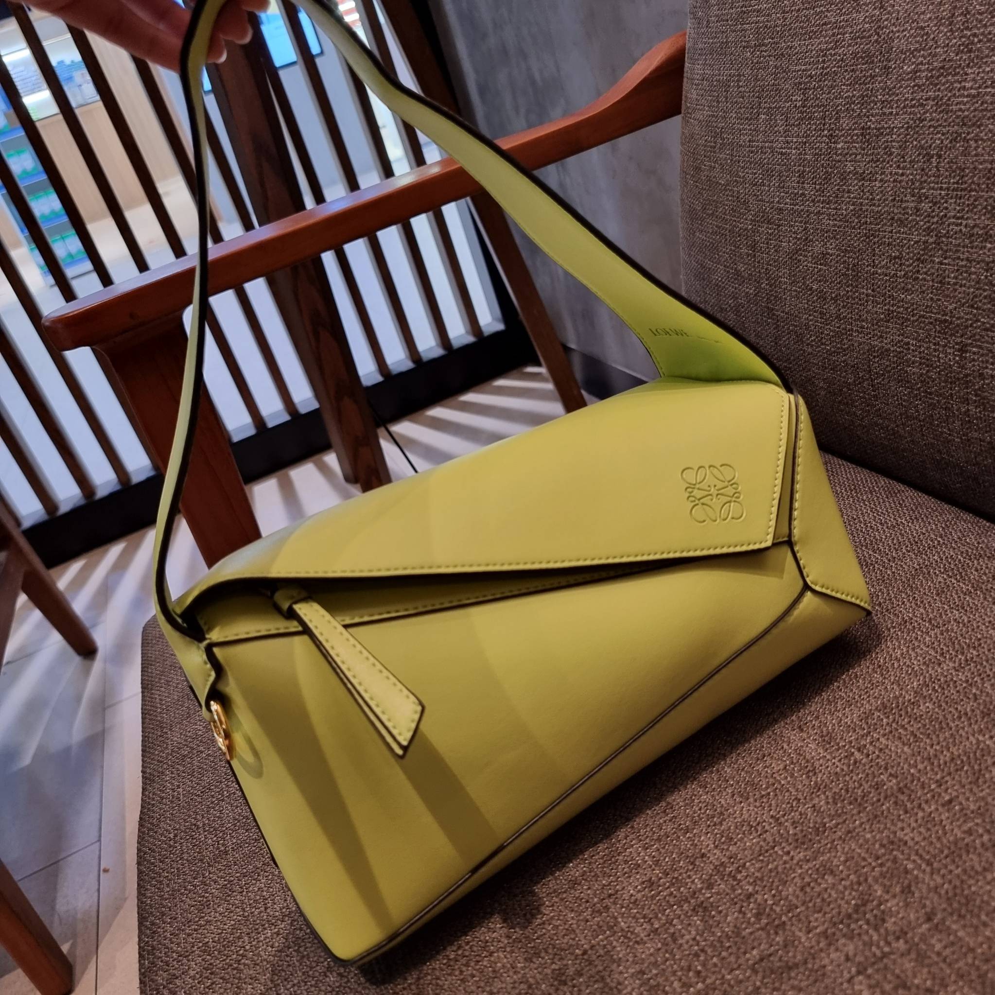 LOEWE PUZZLE HOBO BAG ใหม่ล่าสุด กับแบรนด์ที่มีดีไซน์โดดเด่นเป็นเอกลักษณ์ สวยหรูทุกรุ่นจริงๆ!! กระเป๋าสะพายโฮโบ ทรงสวย สไตล์พัซเซิลคลาสสิค วัสดุหนังวัวฟอกสี นิ่มมือ ฟินมาก!! เปิดใช้งานด้วยซิป ที่ภายในโล่งกว้าง ใส่ของสำคัญได้ครบไม่มีพลาด แบบสบายๆ มาพร้อมสา