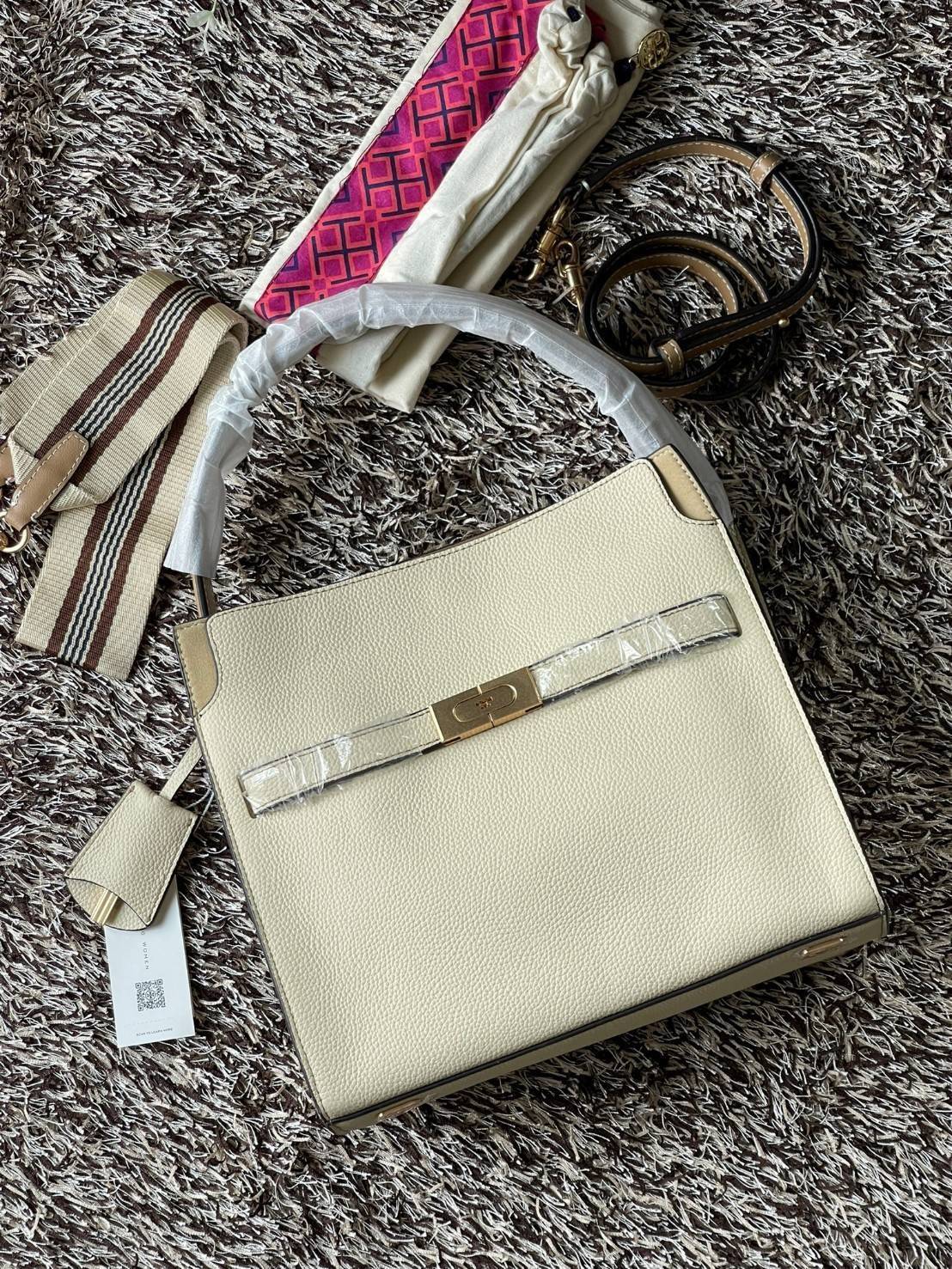 Tory burch lee radziwill pebbled small double bag กระเป๋า Lee Radziwill Double Bag สุดหรู ที่คำนึงถึงการเลเยอร์หนังและหนังกลับอย่างประณีตลงไปในงานดีไซน์ สามารถปรับปากกระเป๋าได้ 3 แบบตามต้องการ พร้อมนำเอาความเป็น American Luxury มาตีความใหม่ผ่านแง่มุมของคว