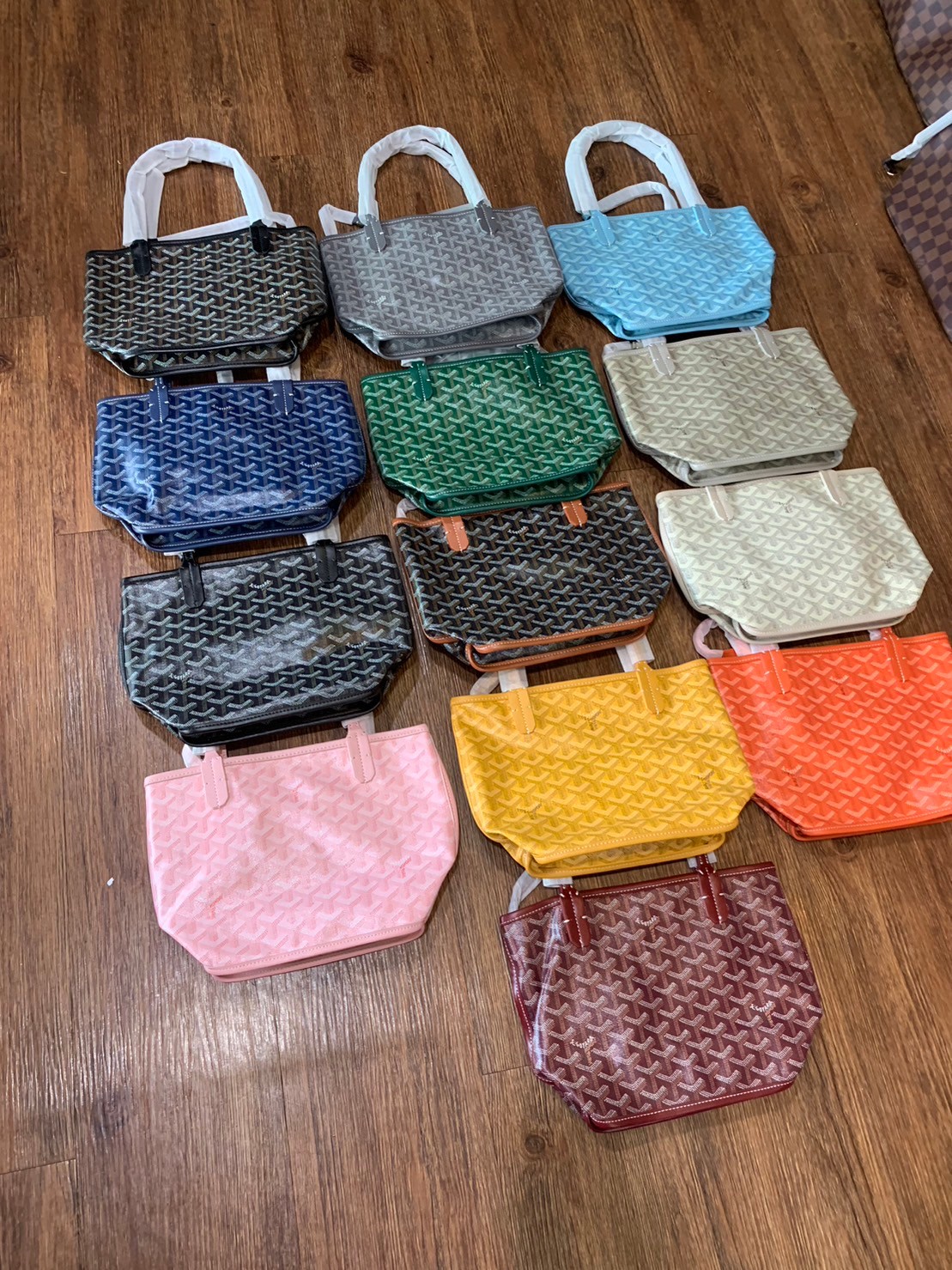 9 สี GOYARD ANJOU TOTE MINI / Goyard Mini Tote เกรดออริจินอลสลับแท้ ใช้งานต่างประเทศได้ ฮอตไอเท็ม กับกระเป๋าสะพายทรงโท้ท ไซส์มินิ กะทัดรัด มาครบสีขายดี เลิศทุกสี รูปทรงคลาสสิค ดีไซน์เป็นเอกลักษณ์ ใช้งานได้หลากหลาย
