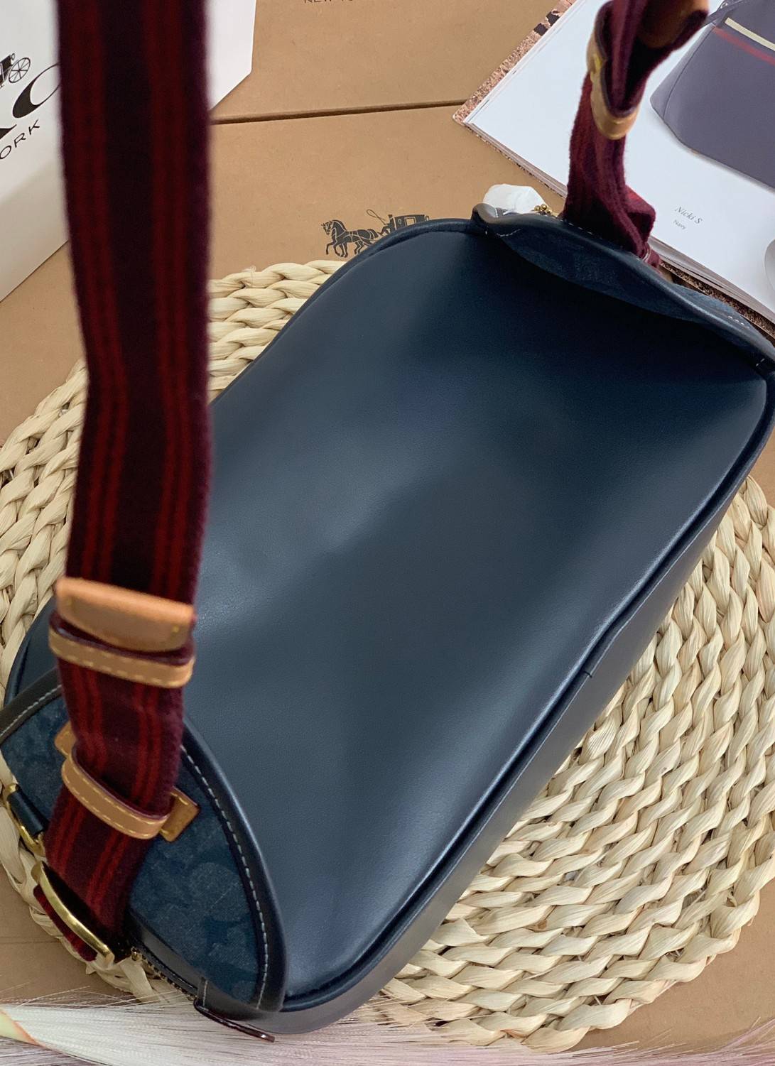 COACH BELT BAG IN SIGNATURE CHAMBRAY (3685) ❤️ใช้ได้ทั้งชาย//หญิงค่ะ กระเป๋าคาดอก วัสดุผ้าแคนวาส+หนังแท้ค่ะ ด้านหน้ามีช่องซิปขนาดกลาง ใส่มือถือได้ค่ะ ช่องซิปหลักเปิดปิดแบบซิปคู่ ภายในกว้าง ใส่ของจำเป็นได้ครบเลยนะคะ มีช่องซิปสำหรับใส่ของจุกจิกให้อีก