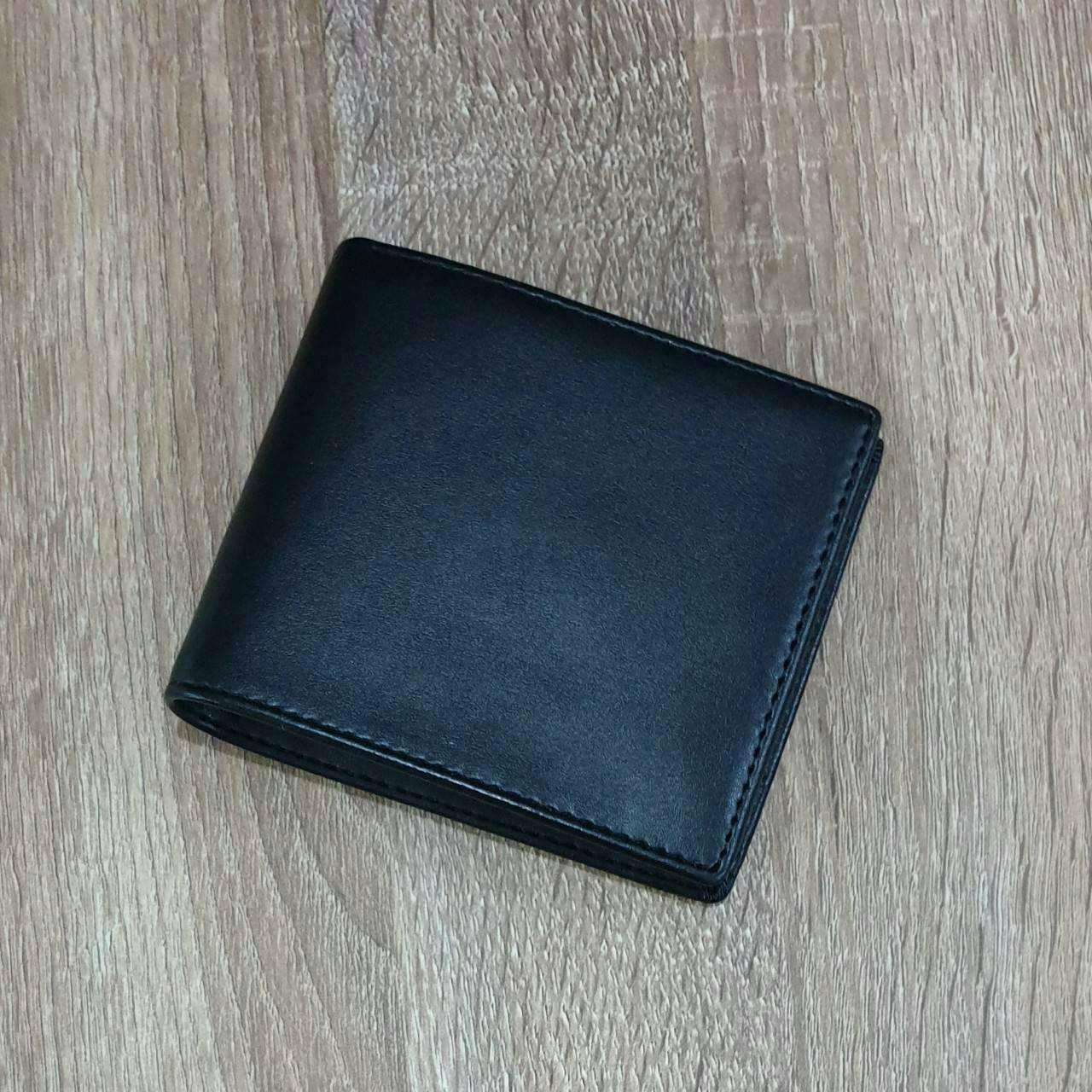 Levi’s Belt and Wallet Gift Set ในเซตประกอบด้วยกระเป๋าสตางค์พับสองตอนและเข็มขัดวัสดุหนังคุณภาพดี กระเป๋าสตางค์ปั้มโลโก้ด้านหน้าภายในมีช่องใส่บัตรและธนบัตรแยกเป็นสัดส่วน เข็มขัดหนังกลับใช้ได้ในทุกโอกาสนะคะ