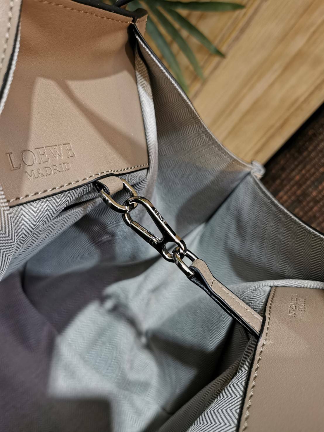 LOEWE HANDLE & SHOULDER BAG GIFT WITH PURCHASE (GWP) กระเป๋าถือหรือสะพายหนังแท้พรีเมี่ยมกิ๊ฟ Limited จาก LOEWE PERFUME DUTYFREE รุ่น Rare items สุดๆวัสดุหนังแท้ Calfskin หนังสวยดีไซน์มีเอกลักษณ์ ใบใหญ่กำลังดี น้ำหนักเบา สามารถปรับได้หลายทรง ด้านข้างมีซิปป