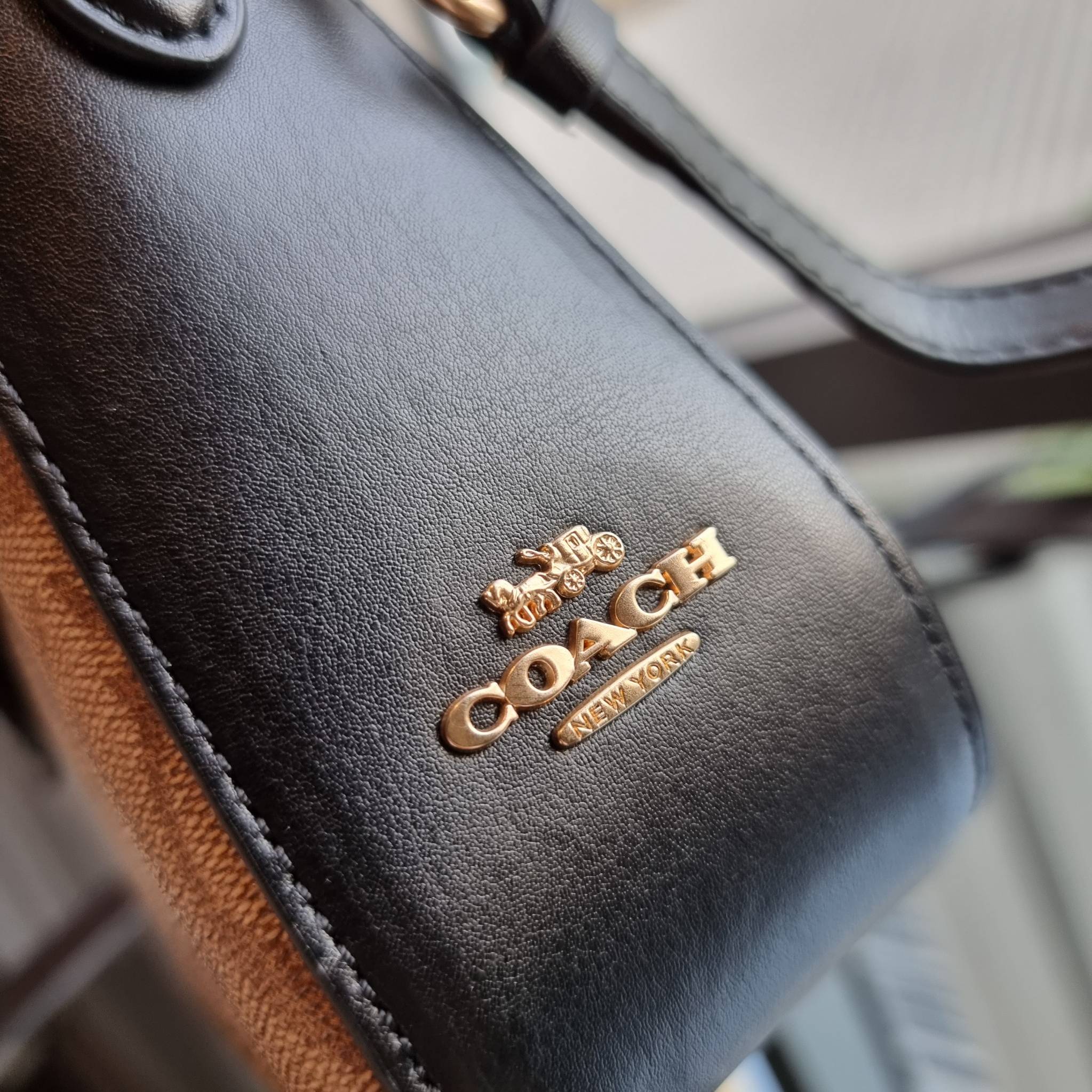 OUTLET 】COACH C5645 MARLIE TOP HANDLE SATCHEL IN SIGNATURE CANVAS WITH QUILTING ดีไซน์ใหม่ กระเป๋าถือ/สะพายข้าง ออกแบบมาไม่เหมือนใคร โดดเด่นด้วยการเย็บบุหนัง โชว์ดีเทลลายเส้น ตกแต่งโลโก้ด้านข้างอะไหล่ทอง วัสดุหนังแคนวาสสลับหนังแท้ เปิด-ปิดด้วยตัวล็อคแน่นห
