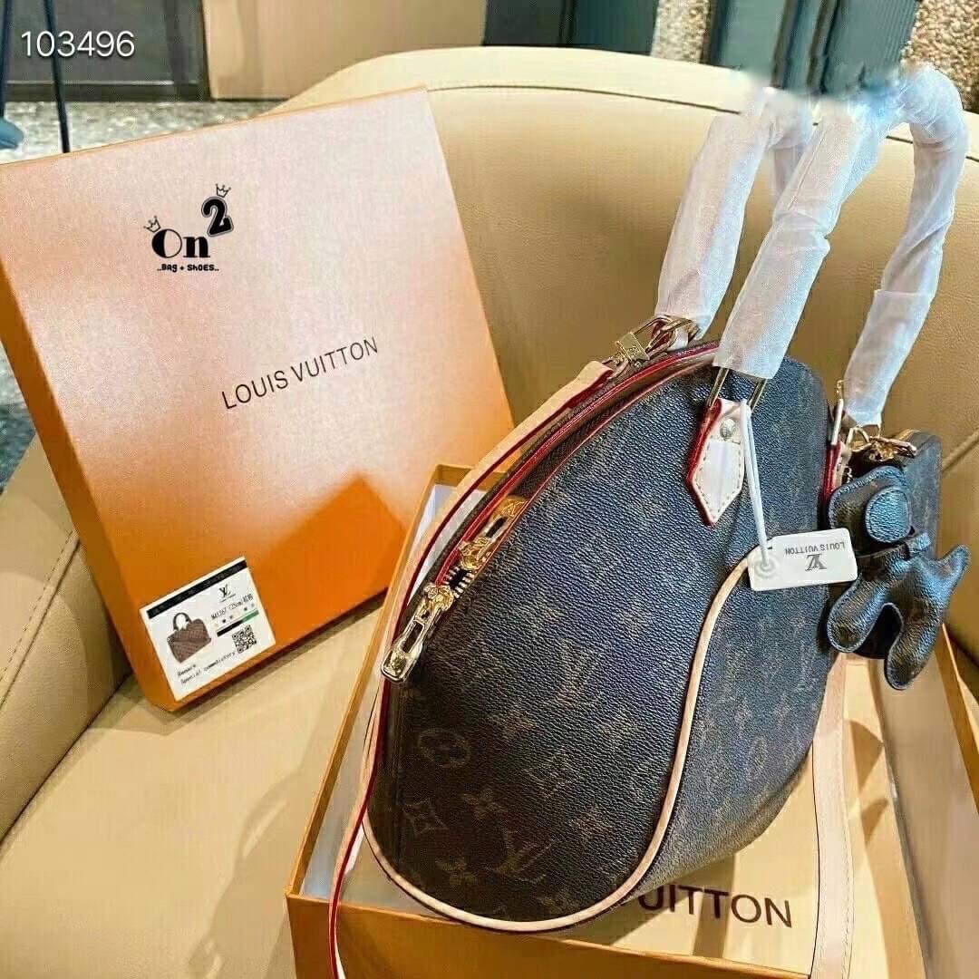LV Ellipse PM Monogram Canvas Handbag กระเป๋าสะพายทรงหรูหรา มีสไตล์ รูปทรงโค้งแต่งขอบหนัง เป็นเอกลักษณ์ลงตัวสมบูรณ์แบบ ใบจริงสวยมากกกก ได้สวยก่อนใคร ต้องจัดแล้วจ้า พร้อมส่งที่นี่ ที่เดียว!! **พิเศษ แถมกระเป๋าสตางค์ใบเล็ก และตัวห้อยน้องหมา คุ้มสุดๆ เลยค่า