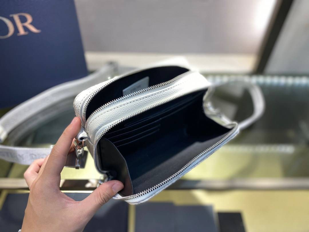 หนังแท้ DIOR POUCH WITH SHOULDER STRAP Oblique Jacquard พร้อมส่งที่ไทย งานหนังแท้และผ้าแจ็คการ์ดออริจินอล ภาพสินค้าถ่ายจากงานขายจริง ใช้งานต่างประเทศได้