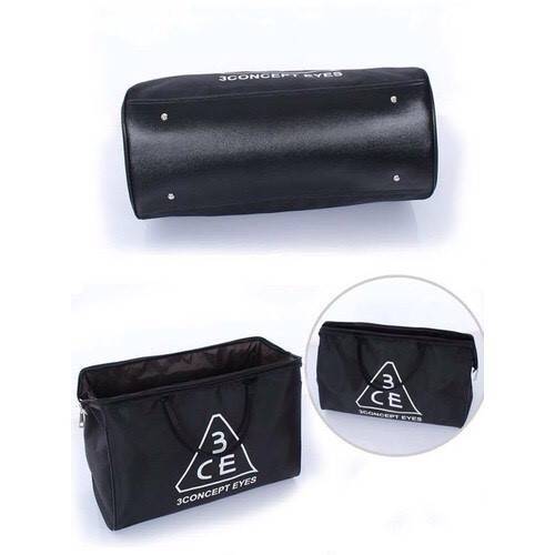 Don't Miss! กระเป๋าเดินทางแบรนด์ดัง 3CE ของแท้จากเกาหลีวัสดุ NYLON เนื้อหนาสีดำสกรีนโลโก้ 3CE ด้านหน้า หูหิ้วหนังแข็งแรงสะพายไหล่ได้ ใบใหญ่จุใจใส่เสื้อผ้า รองเท้าของใช้ได้เยอะ น้ำหนักเบา ดูแลรักษาทำความสะอาดง่าย เปิดปิดด้วยซิปสะดวกใช้ ภายในมีช่องเล็ก