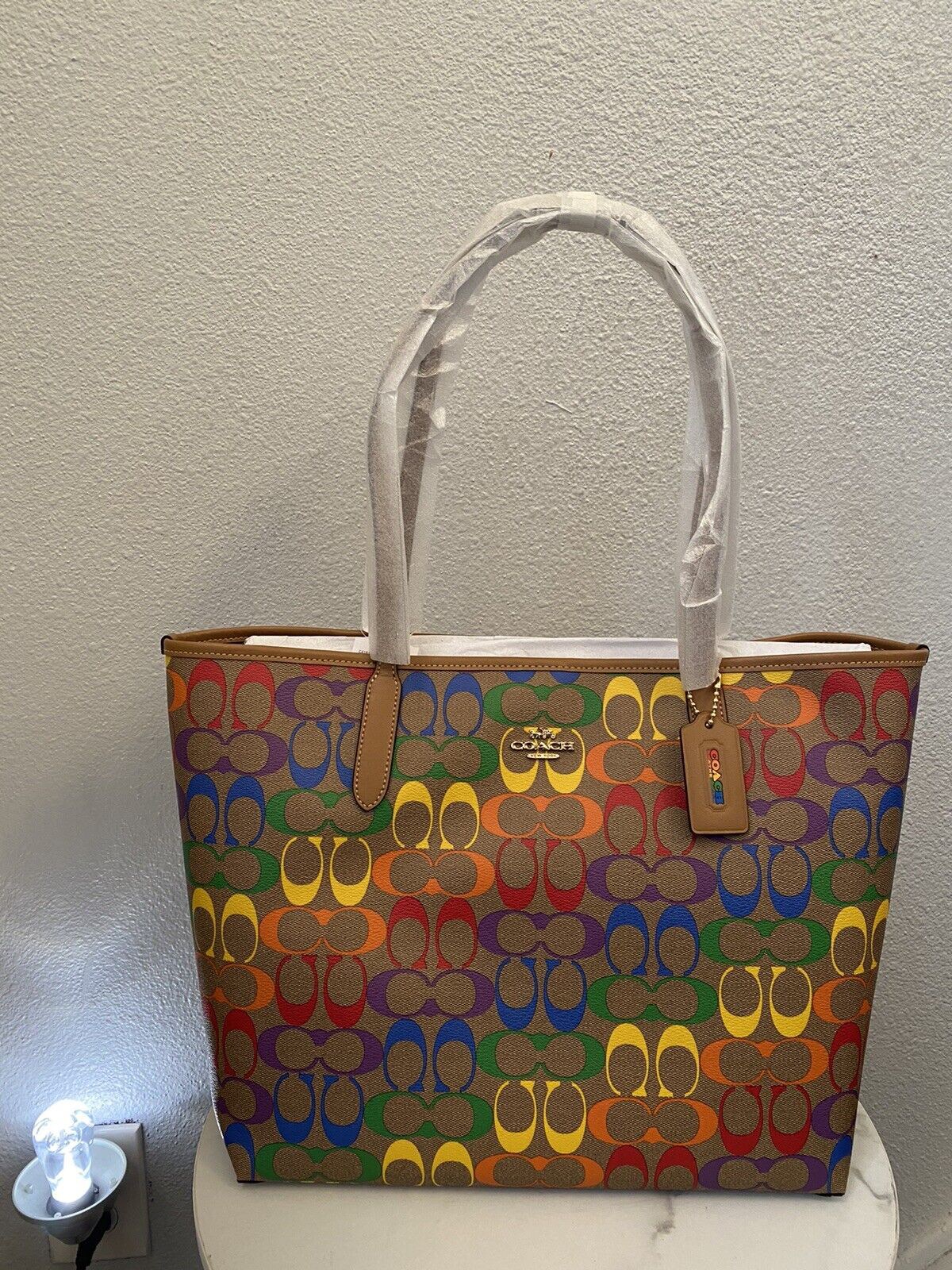 COACH CITY TOTE IN RAINBOW SIGNATURE CANVAS C4181 กระเป๋าสะพายข้างทรงโท้ทใบใหญ่ หนังลาย C สกรีนลายโค้ช รุ่นนี้ ปากกระเป๋าไม่มีชิป มีกระดุม แม่เหล็ก ด้านในมีช่องซิปไว้ใส่กระเป๋าเงินได้คะ เป็น รุ่นยอดนิยมคะ จุของได้เยอะมาก