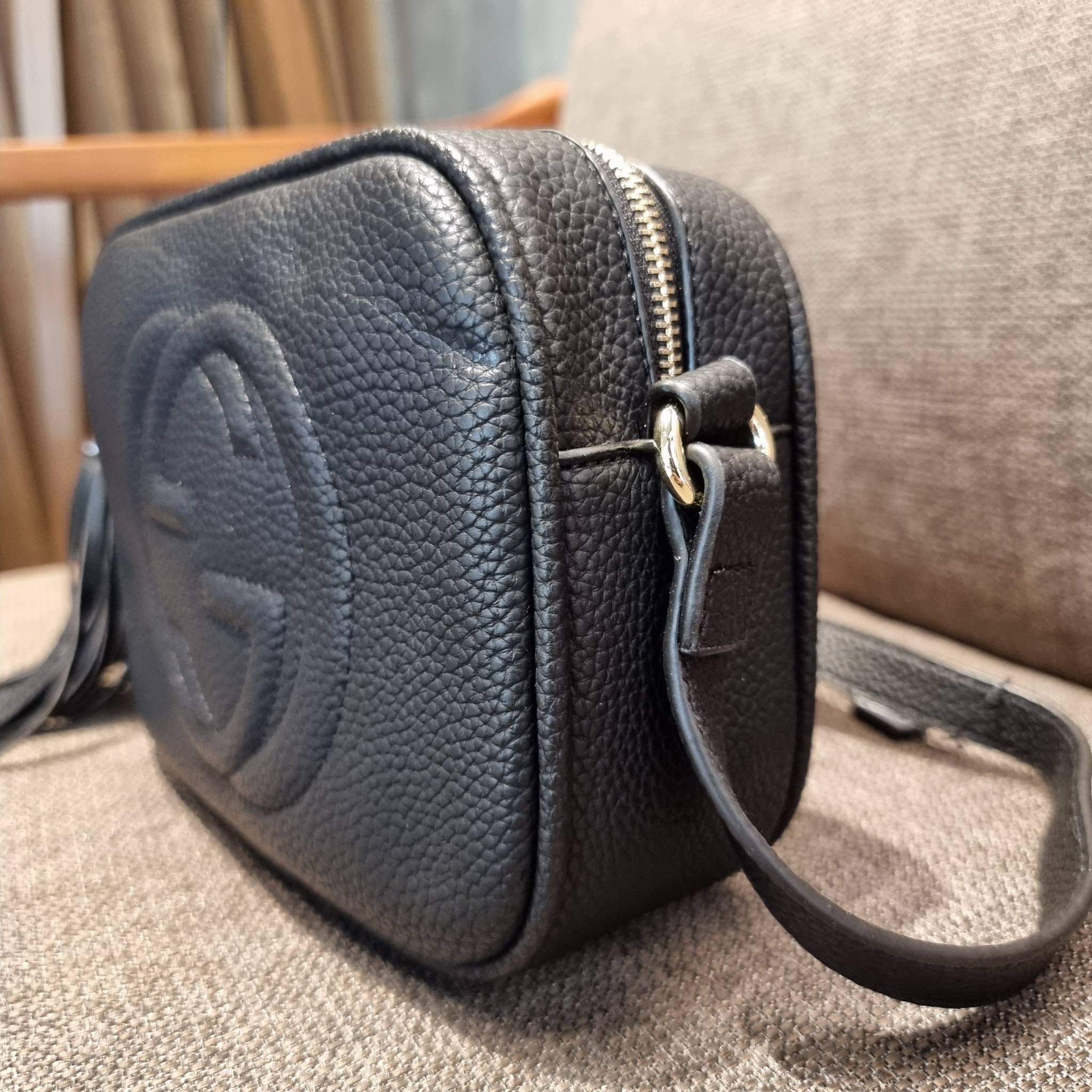 GUCCI Soho Disco Bag in Black Leather Hot item!! รุ่นหายาก ยอดฮิต GC soho crossbody bag กระเป๋าสะพายข้าง พรีเมี่ยมกิ๊ฟจาก dutyfree ที่สาวๆตามหา ด้วยดีไซน์และรูปทรงคลาสสิค ทำให้ใช้งานง่าย ตอบโจทย์ทุกลุค วัสดุหนัง pepble มีเอกลักษณ์ที่พู่หนัง สีเข้ากันกับตั