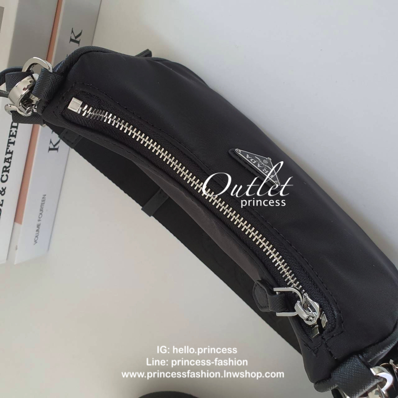 ᴹᴵᴺᴵ ไซส์มินิลงมาอีกนิด แบ๊วไปค่าซิสสส **กำลังมาแรงมาก กับแบรนด์ PRADA ใบเดียวคุ้มมากค่ะ อุปกรณ์ ครบชุด **ได้ทั้งสายยาว และกระเป๋าใส่เหรียญ และป้ายแท็คหนัง อย่างดี **อะไหล่ปั้มแบรนด์แท้ทุกจุด วัสดุทำจากผ้า Nylon อย่างดี กันน้ำได้ อยู่ทรงสวย สามารถใส่กระเป