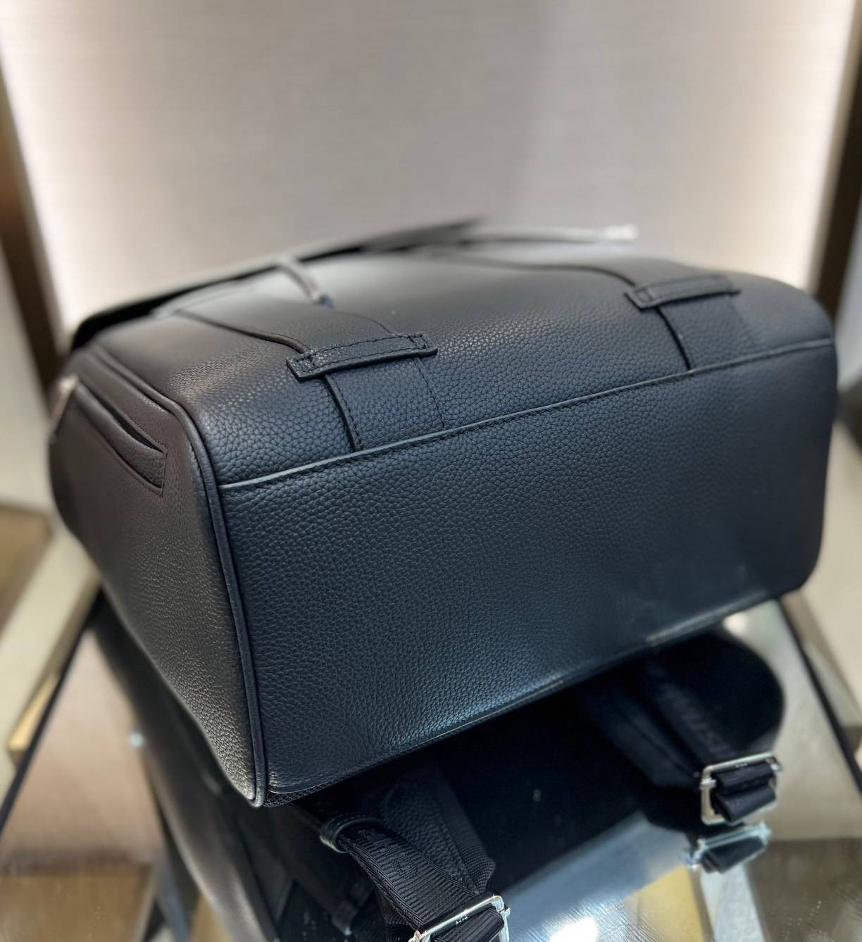 หนังแท้ CHRISTIAN DIOR BLACK GRAINED CALFSKIN MOTION BACKPACK พร้อมส่งที่ไทย กระเป๋าเป้ใบใหม่ โทนสีดำคลาสสิก เกรดเทพออริจินอลหนังแท้ทั้งใบ ภาพสินค้าถ่ายจากงานขายจริง ใช้งานต่างประเทศได้