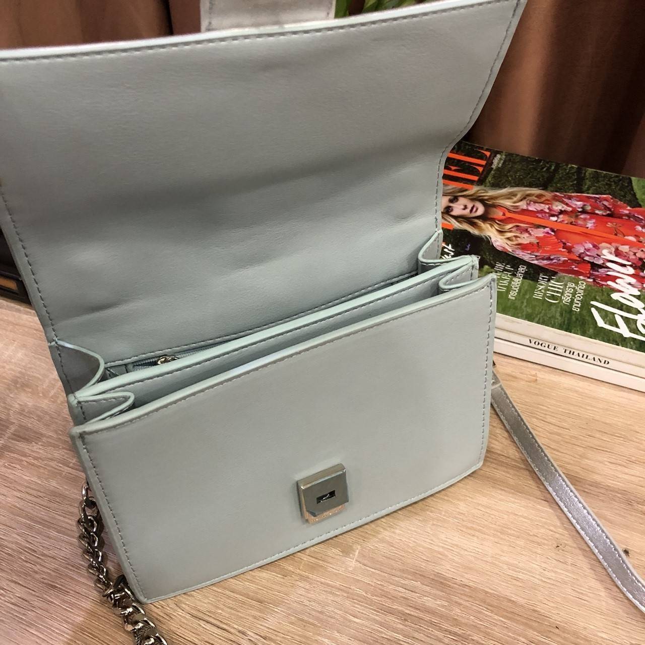 Charles&kieth chevron detail textured slingbag 2017 กระเป๋าหนัง PU ขนาดมินิหนังเนื้อเรียบ ดีไซน์เก๋ ด้านหน้ามีแทคห้อยแบรนด์ เย็บซิกแซกเก๋ มาด้วยสี 2 tone มีตัวล็อคหน้าแบบเข็มขัด ปั๊มแบรนด์บนโลหะ สายสะพายโซ่คั่นหนังรองบ่า ภายในมี 2 ช่อง มีช่องซิปเล็ก เปิดป