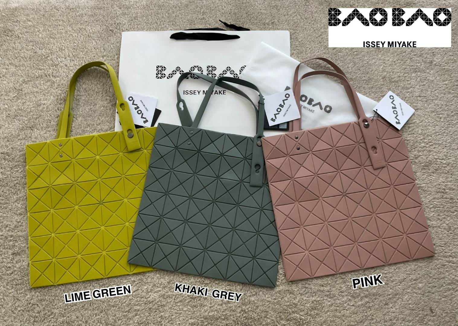 BAO BAO ISSEY MIYAKE LUCENT ONE-TONE กระเป๋าสะพายไหล่ ทรงโท้ท ใบใหญ่สวยมาก ปรับได้หลายทรงตามเอกลักษณ์เฉพาะของแบรนด์นี้ วัสดุ 100% POLYESTER PARTLY: SYMYHETIC LEATHER ด้านในใส่ของได้เยอะมาก ใส่ไอแพด สมุดโน้ตได้สบายเลย วัยทำงานหรือวัยนักศึกษา อย่างน้อยต้องม