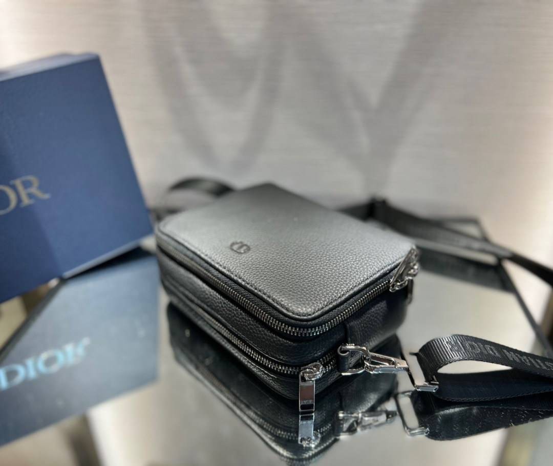 หนังแท้ CHRISTIAN DIOR BLACK GRAINED CALFSKIN POUCH WITH SHOULDER STRAP BAG พร้อมส่งที่ไทย เกรดออริจินอลหนังแท้ทั้งใบ ภาพสินค้าถ่ายจากงานขายจริง ใช้งานต่างประเทศได้