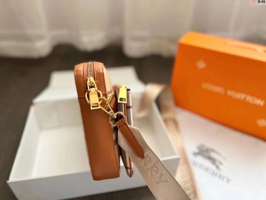 BURBERRY VINTAGE BAG / Burberry Crossbody Bag / Burberry Vintage Check And Leather Crossbody Bag กระเป๋าสะพายลายวินเทจ สวยคลาสสิก รุ่น unisex ใช้ได้ทั้งชาย/หญิง มาพร้อมใบเล็กน่ารัก โทนสีใช้งานง่าย หลายโอกาส