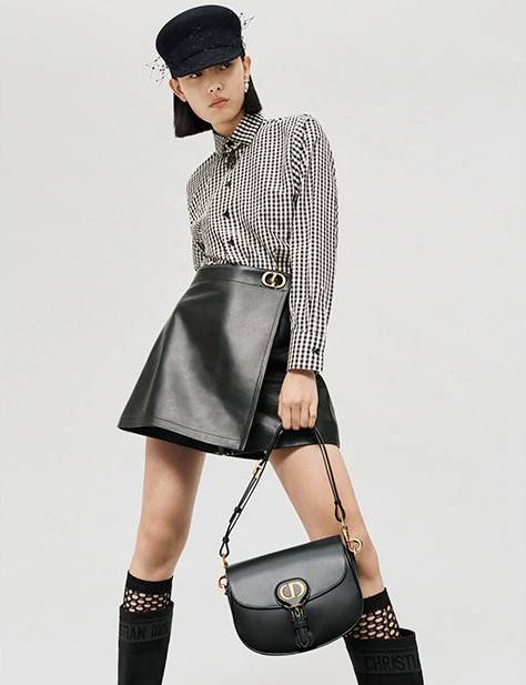 DIOR CD MEDIUM BOBBY BAG กระเป๋าสะพายข้างพรีเมี่ยมกิ๊ฟทรงสวย ดีไซน์ย้อนยุค เป็นเอกลักษณ์ไม่เหมือนใคร เปิด-ปิดด้วยกระดุมแม่เหล็ก ใช้งานง่าย อะไหล่ทองดูหรู ภายในเป็นช่องโล่ง มาพร้อมสายสะพาย crossbody ถอดออกได้ ปรับได้ จะถือเป็นคลัทช์ออกงานก็ได้ สะพายไปทำงาน