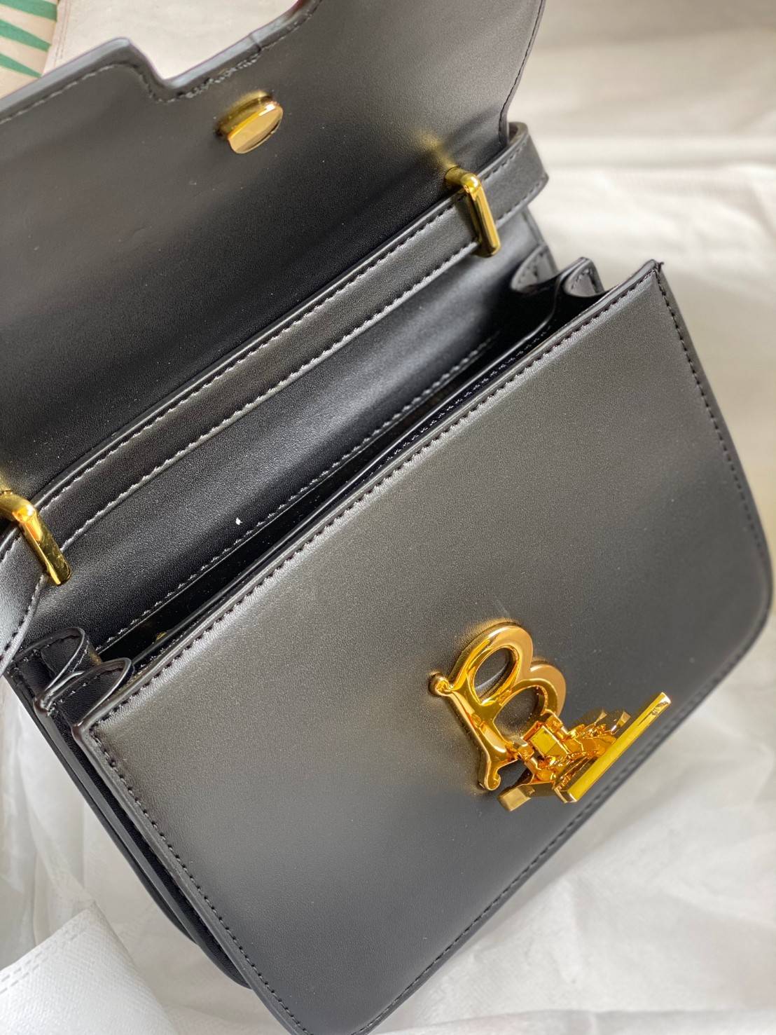 BURBERRY FRAGRANCES CROSSBODY BAG VIP GIFT WITH PURCHASE (GWP) กระเป๋าสะพายพรีเมี่ยมกิ๊ฟ Limited Edition จากน้ำหอม BURBERRY DUTY FREE วัสดุ Calfskin หนังเรียบสวยอยู่ทรงดีไซน์ยอดนิยมประดับโลโก้แบรนด์ทองด้านหน้า เปิดปิดด้วยฝาปิดสัญลักษณ์ตัวB ภายในมีช่องแบ่ง