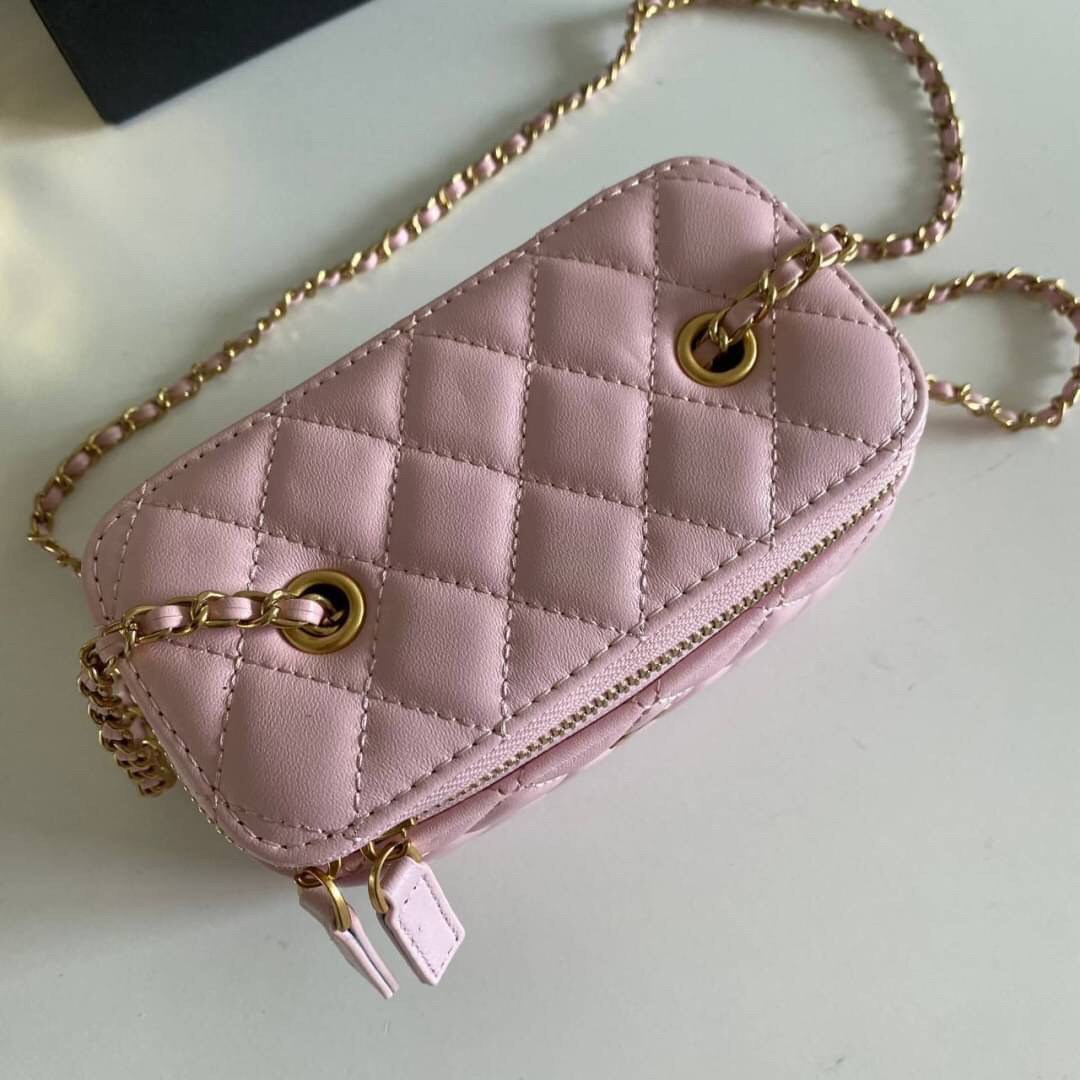 VIP GIFT 】หนังแกะแท้ CHANEL Box With Chain สายโซ่ทองหรูมาก หนังเรียบฟู ขึ้นเงา กระทบแสงยิ่งสวยค่าา โทนสีสวยสดใส เหมาะมากสำหรับสาวๆ ชิคๆ ต้องบอกเลยรุ่นนี้เหล่าเซเลบใช้กันเยอะมากๆ แค่อะไหล่ก็หรูไปเดินครึ่งแล้วค่าา😁 พร้อมส่งที่ไทยที่นี่ที่เดียว